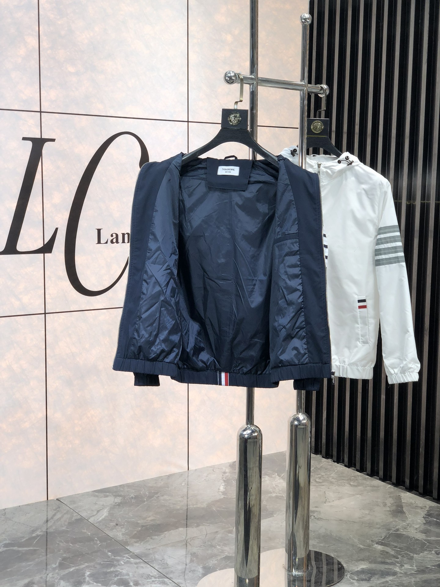。TB。新品发售夹克外套，休闲日常穿搭！上身修饰身形、将时装美学和新都市商务休闲概念完美融合，通体将意式