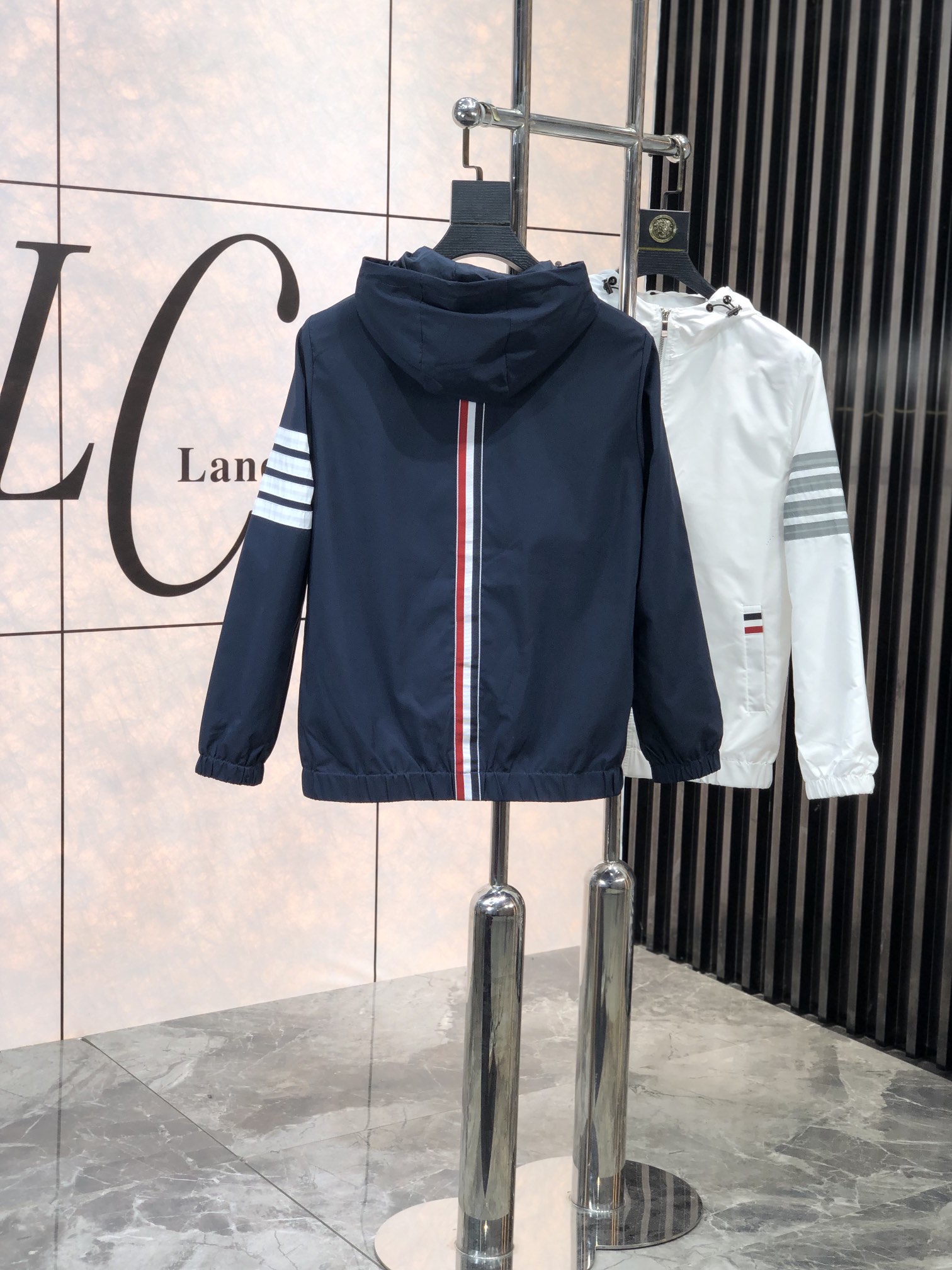 。TB。新品发售夹克外套，休闲日常穿搭！上身修饰身形、将时装美学和新都市商务休闲概念完美融合，通体将意式