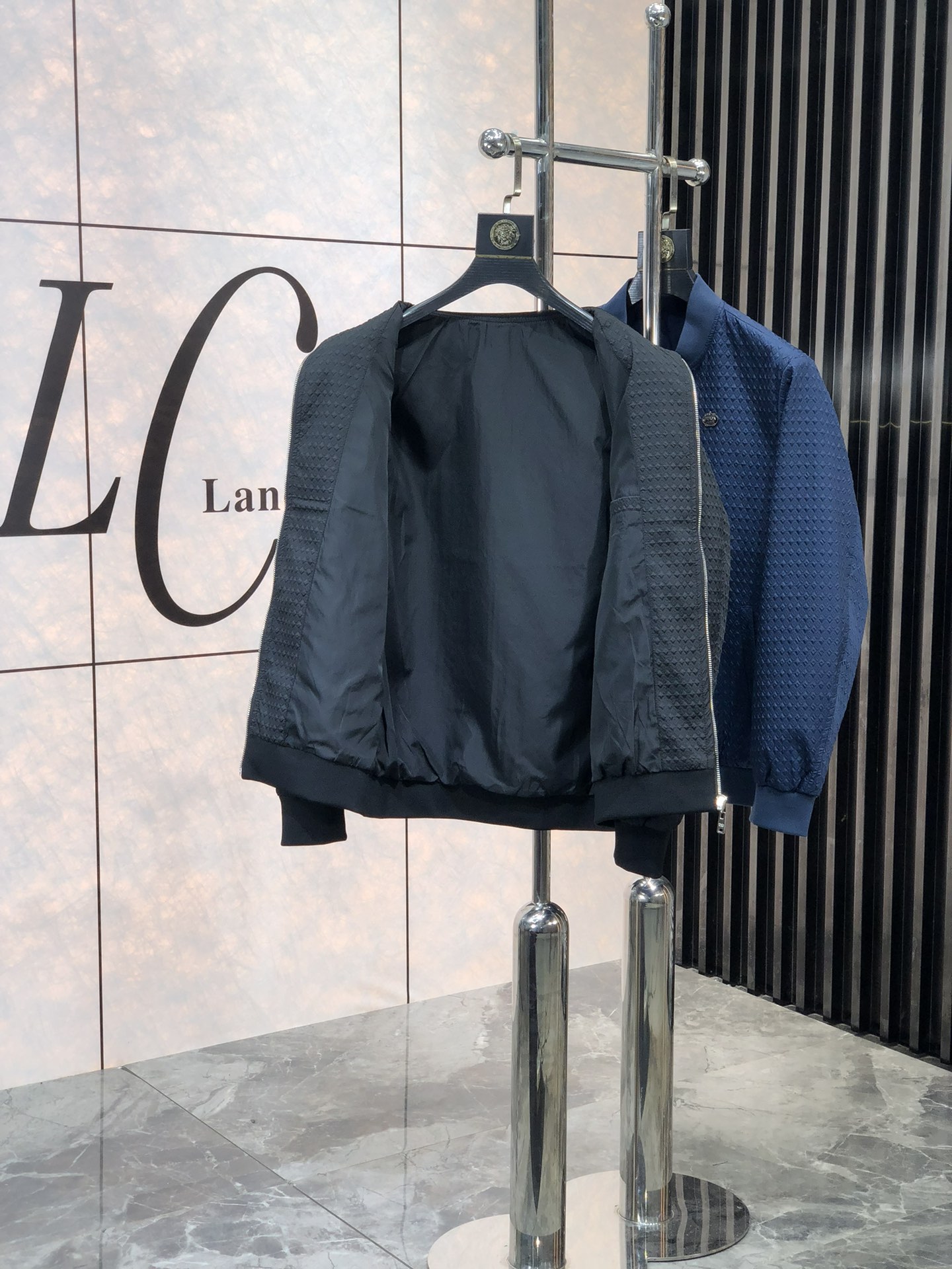 。普拉达。新品发售夹克外套，休闲日常穿搭！上身修饰身形、将时装美学和新都市商务休闲概念完美融合，通体将意