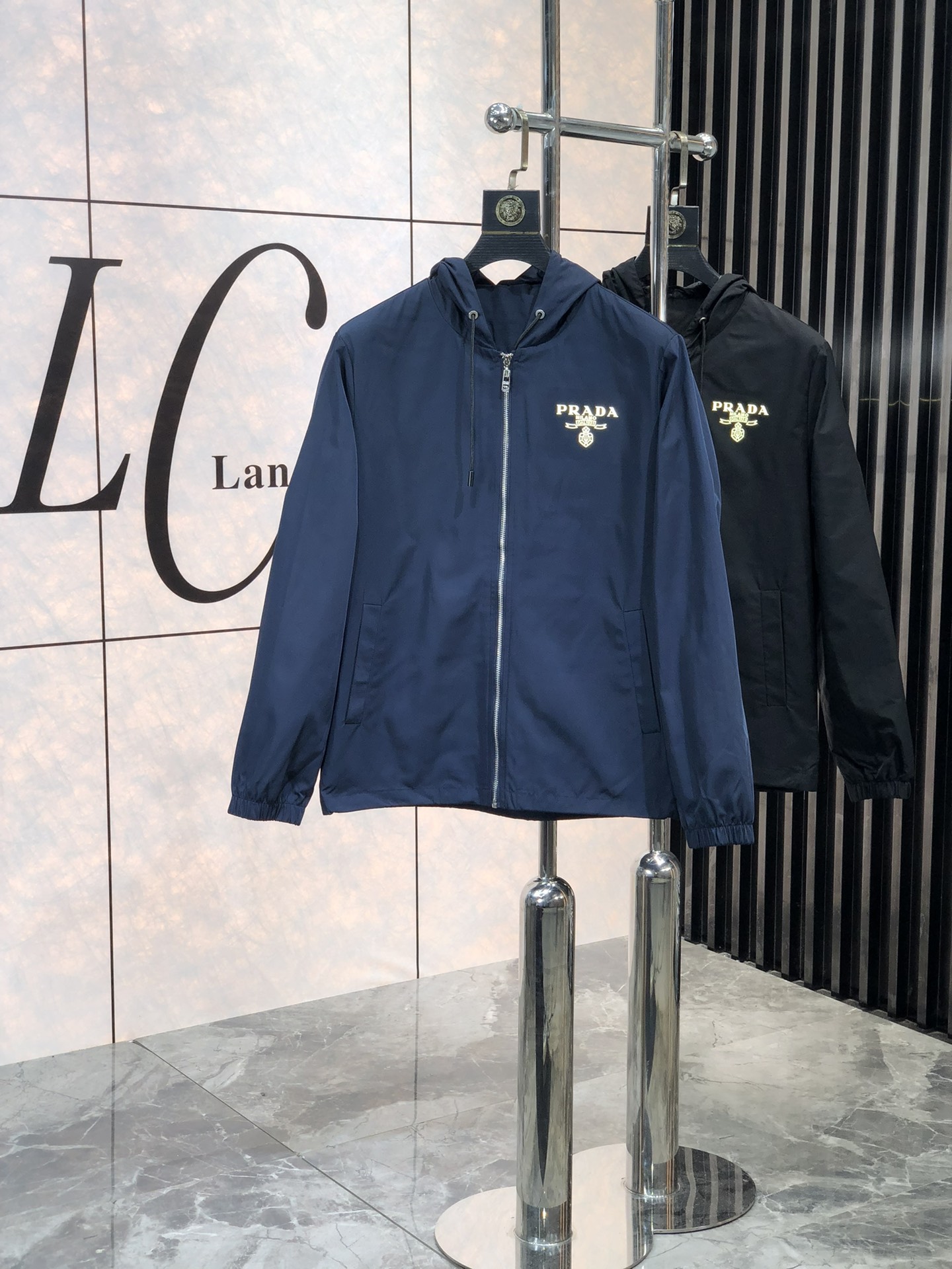 。普拉达。新品发售夹克外套，休闲日常穿搭！上身修饰身形、将时装美学和新都市商务休闲概念完美融合，通体将意