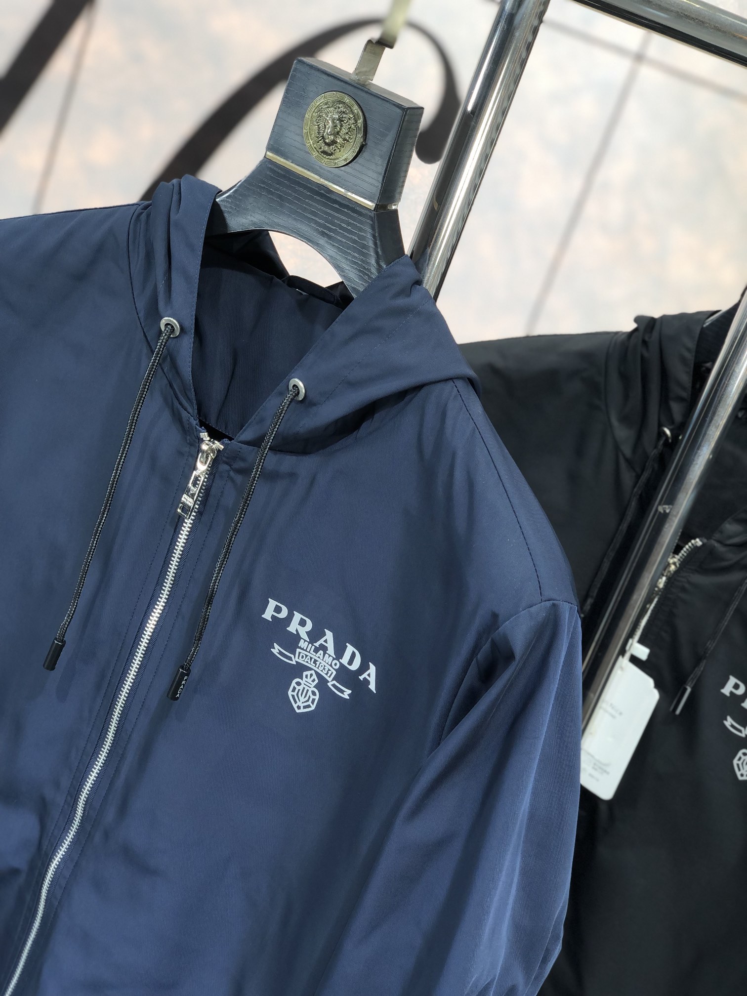 。普拉达。新品发售夹克外套，休闲日常穿搭！上身修饰身形、将时装美学和新都市商务休闲概念完美融合，通体将意