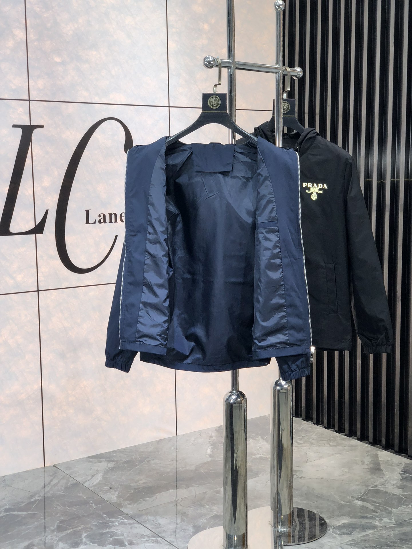 。普拉达。新品发售夹克外套，休闲日常穿搭！上身修饰身形、将时装美学和新都市商务休闲概念完美融合，通体将意