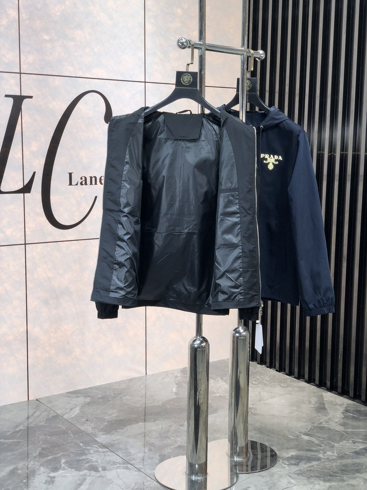 。普拉达。新品发售夹克外套，休闲日常穿搭！上身修饰身形、将时装美学和新都市商务休闲概念完美融合，通体将意
