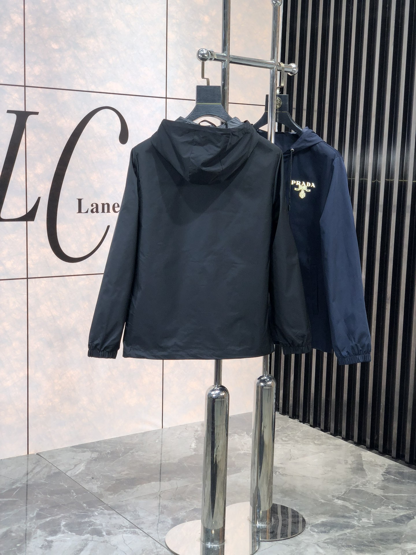 。普拉达。新品发售夹克外套，休闲日常穿搭！上身修饰身形、将时装美学和新都市商务休闲概念完美融合，通体将意