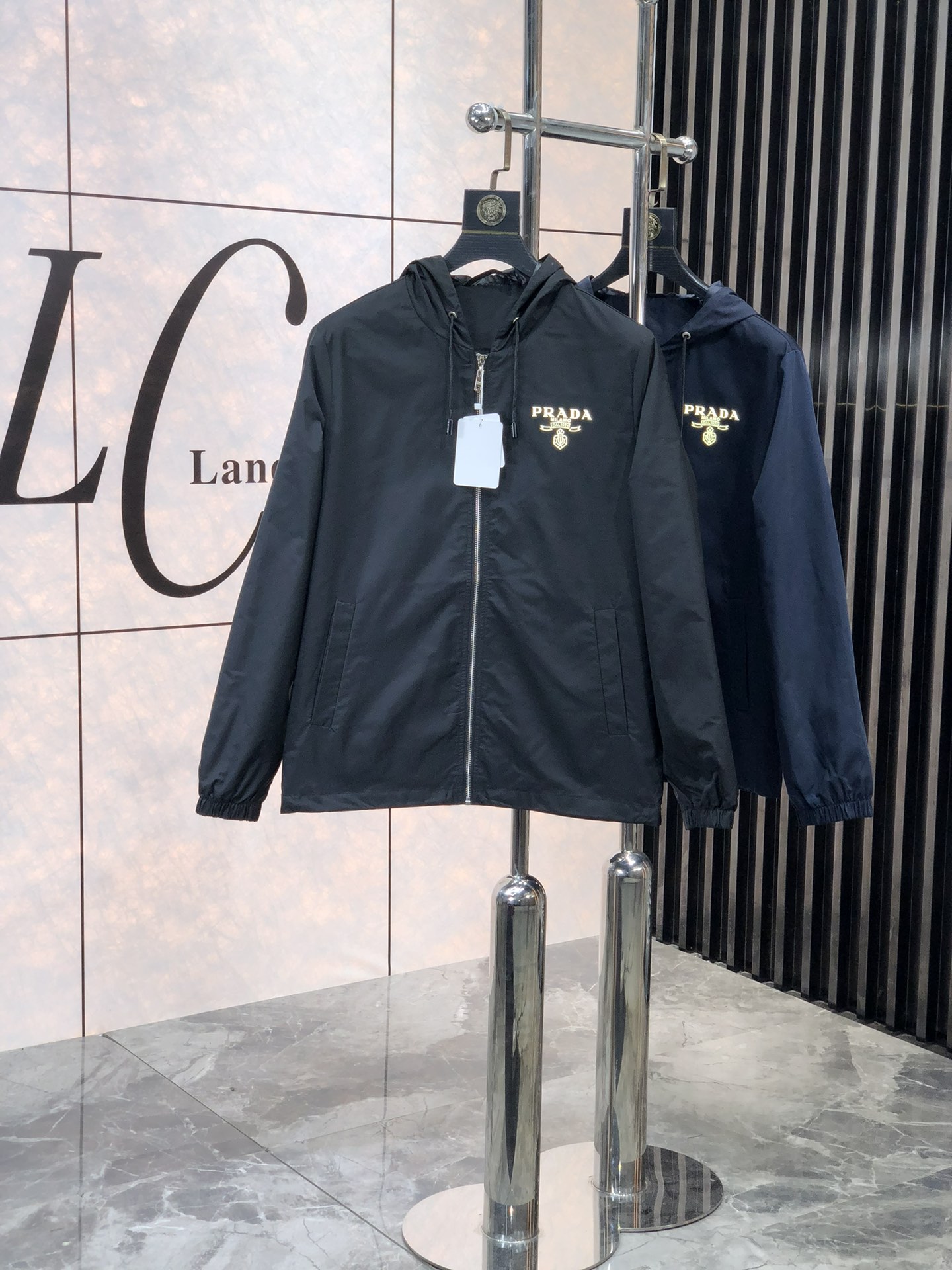 。普拉达。新品发售夹克外套，休闲日常穿搭！上身修饰身形、将时装美学和新都市商务休闲概念完美融合，通体将意