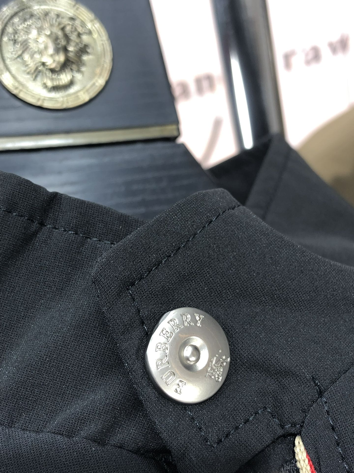 。巴宝莉。新品发售夹克外套，休闲日常穿搭！上身修饰身形、将时装美学和新都市商务休闲概念完美融合，通体将意