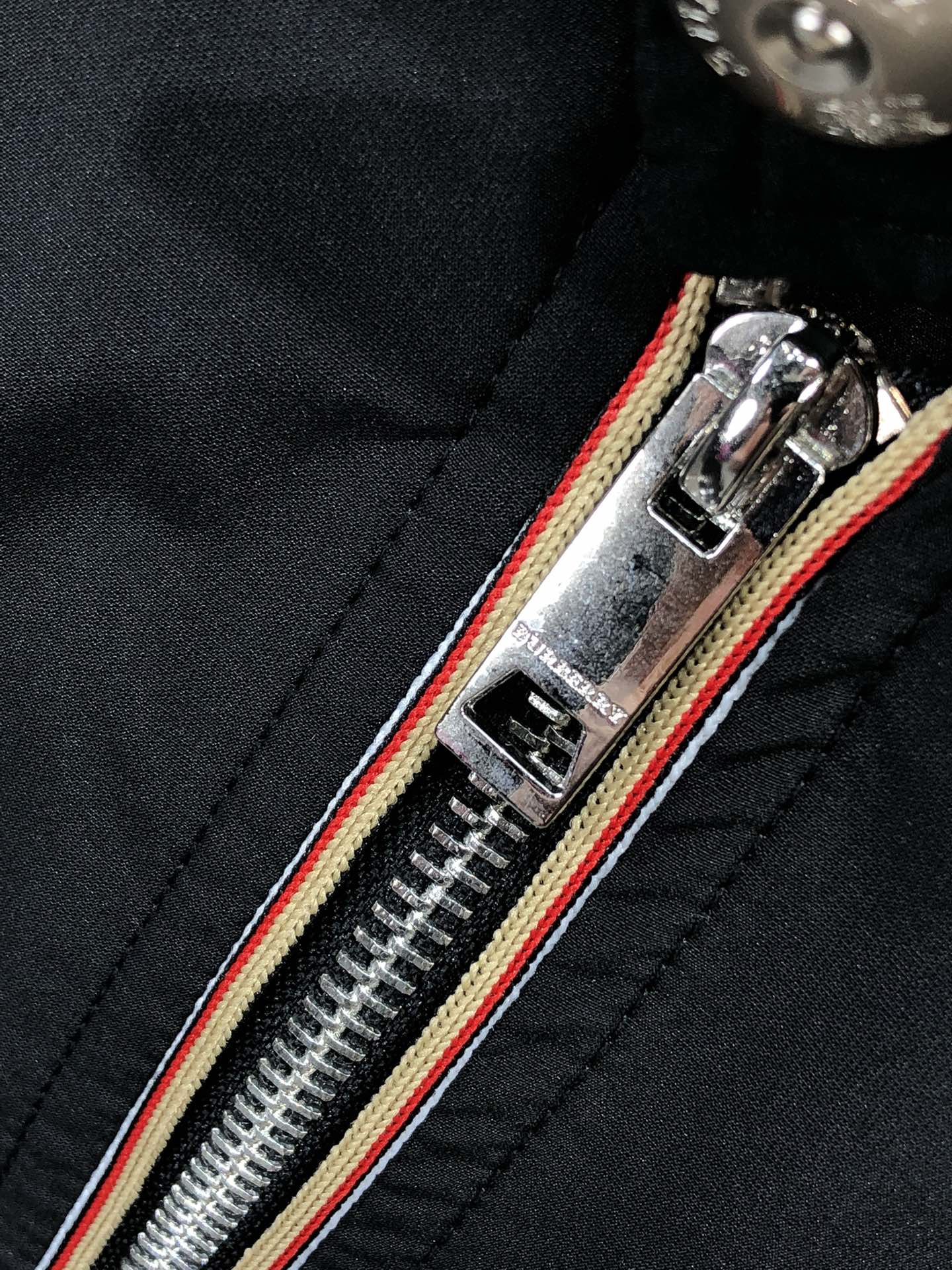 。巴宝莉。新品发售夹克外套，休闲日常穿搭！上身修饰身形、将时装美学和新都市商务休闲概念完美融合，通体将意