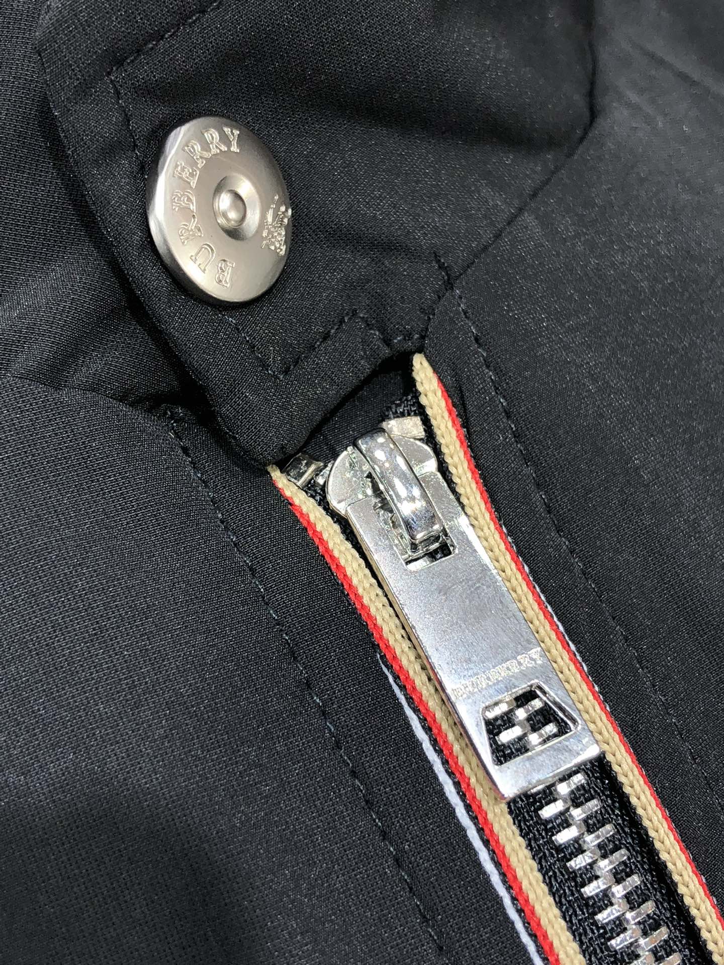 。巴宝莉。新品发售夹克外套，休闲日常穿搭！上身修饰身形、将时装美学和新都市商务休闲概念完美融合，通体将意