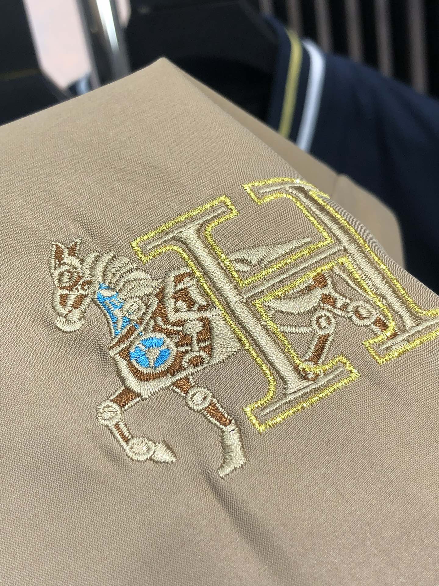 。爱马仕。新品发售夹克外套，休闲日常穿搭！上身修饰身形、将时装美学和新都市商务休闲概念完美融合，通体将意