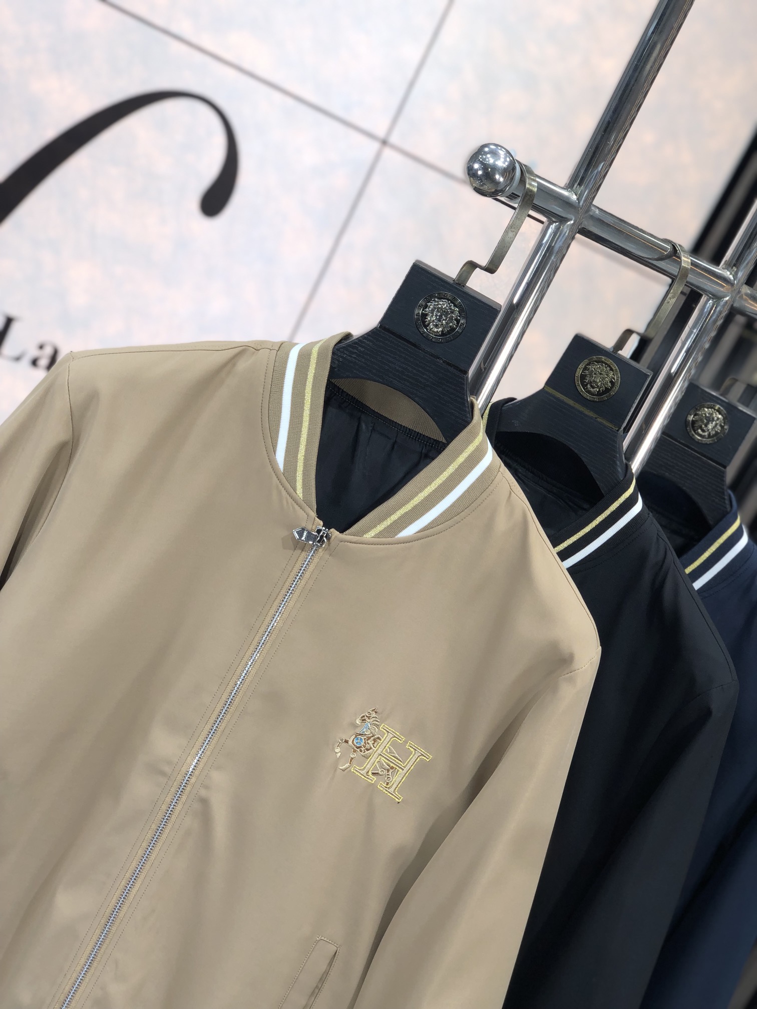 。爱马仕。新品发售夹克外套，休闲日常穿搭！上身修饰身形、将时装美学和新都市商务休闲概念完美融合，通体将意