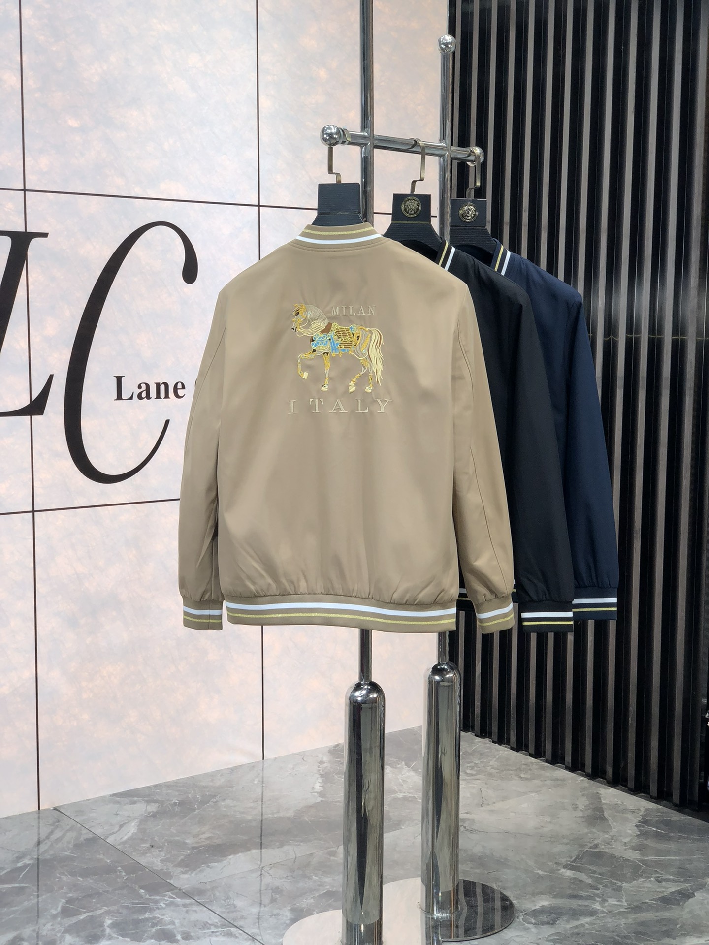 。爱马仕。新品发售夹克外套，休闲日常穿搭！上身修饰身形、将时装美学和新都市商务休闲概念完美融合，通体将意