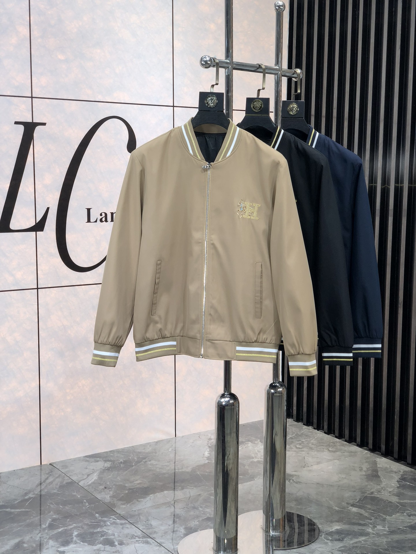 。爱马仕。新品发售夹克外套，休闲日常穿搭！上身修饰身形、将时装美学和新都市商务休闲概念完美融合，通体将意