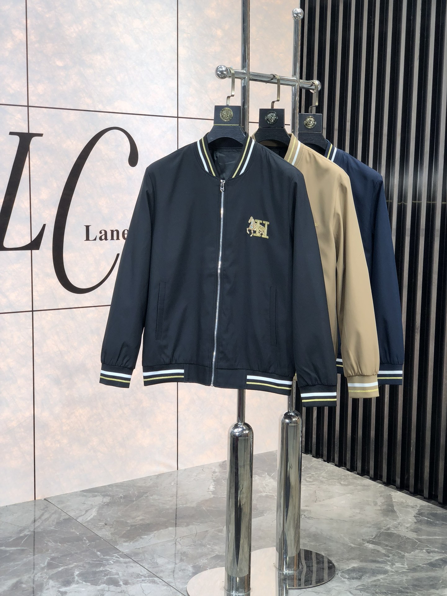 。爱马仕。新品发售夹克外套，休闲日常穿搭！上身修饰身形、将时装美学和新都市商务休闲概念完美融合，通体将意