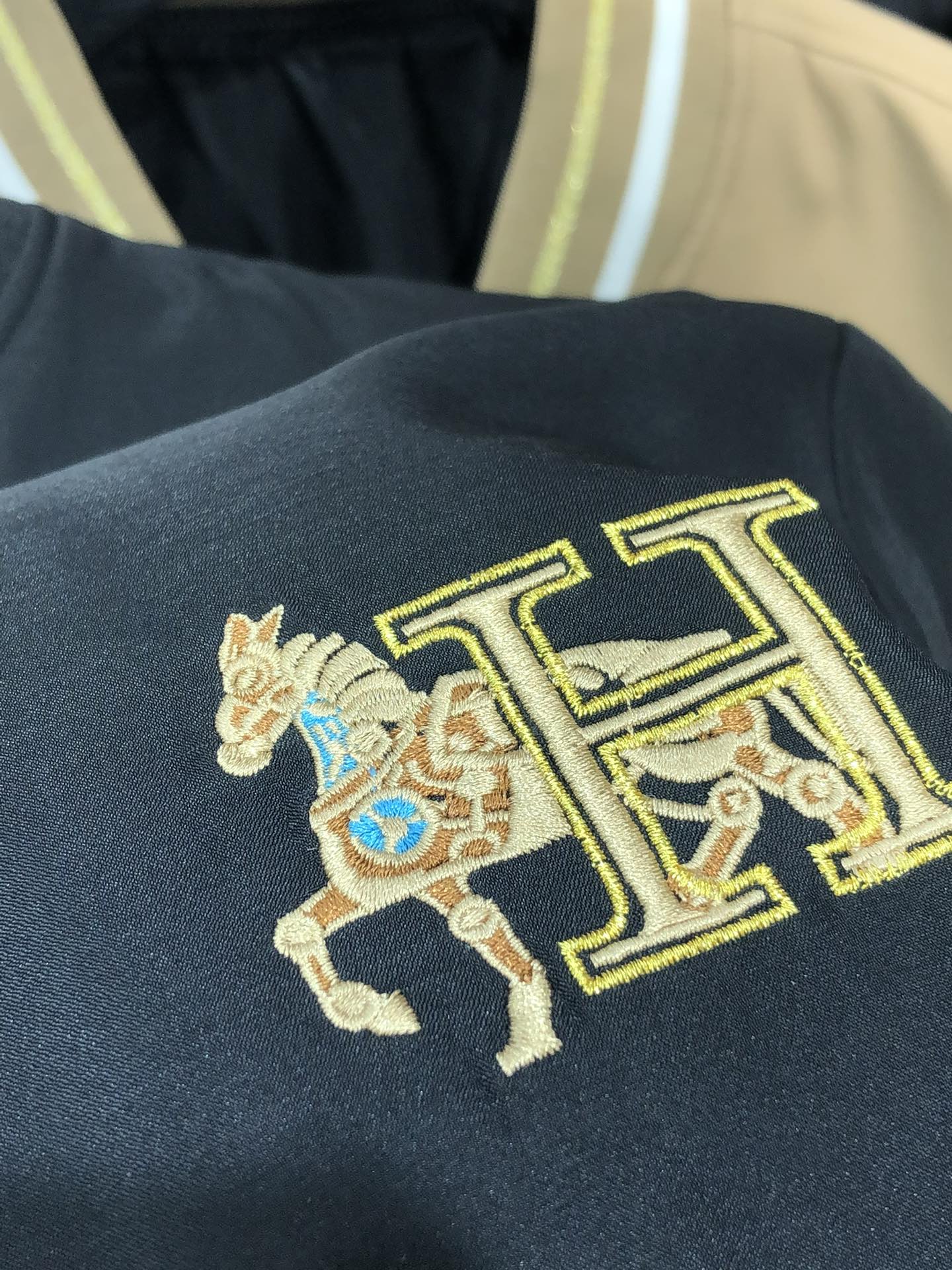 。爱马仕。新品发售夹克外套，休闲日常穿搭！上身修饰身形、将时装美学和新都市商务休闲概念完美融合，通体将意