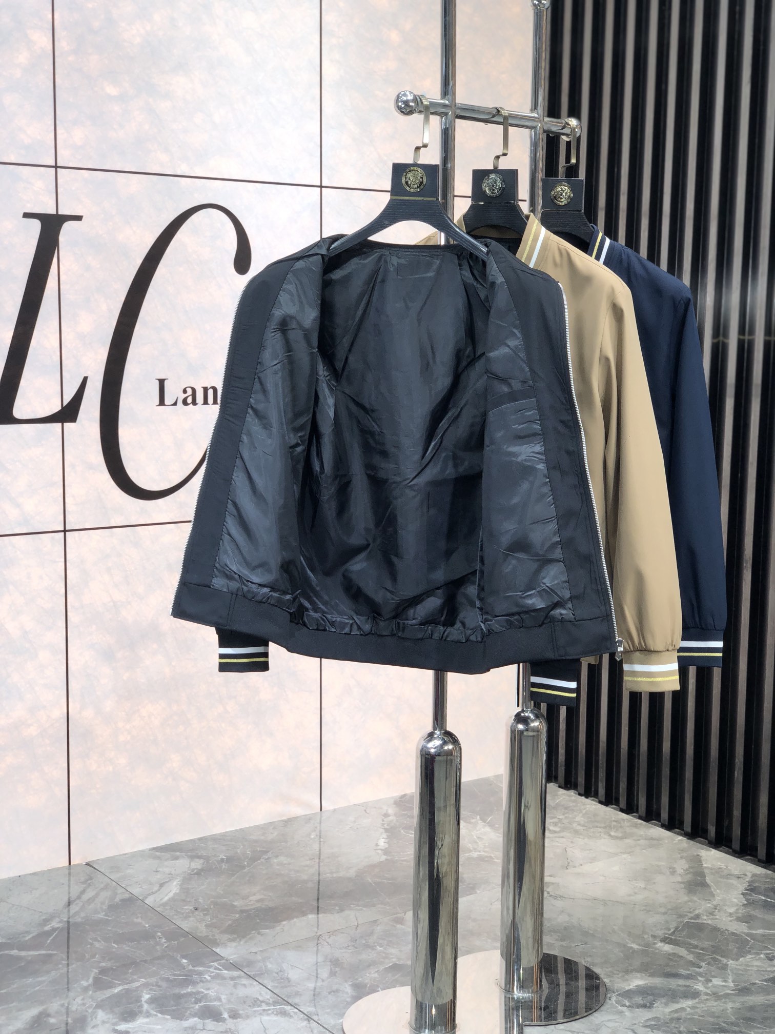 。爱马仕。新品发售夹克外套，休闲日常穿搭！上身修饰身形、将时装美学和新都市商务休闲概念完美融合，通体将意