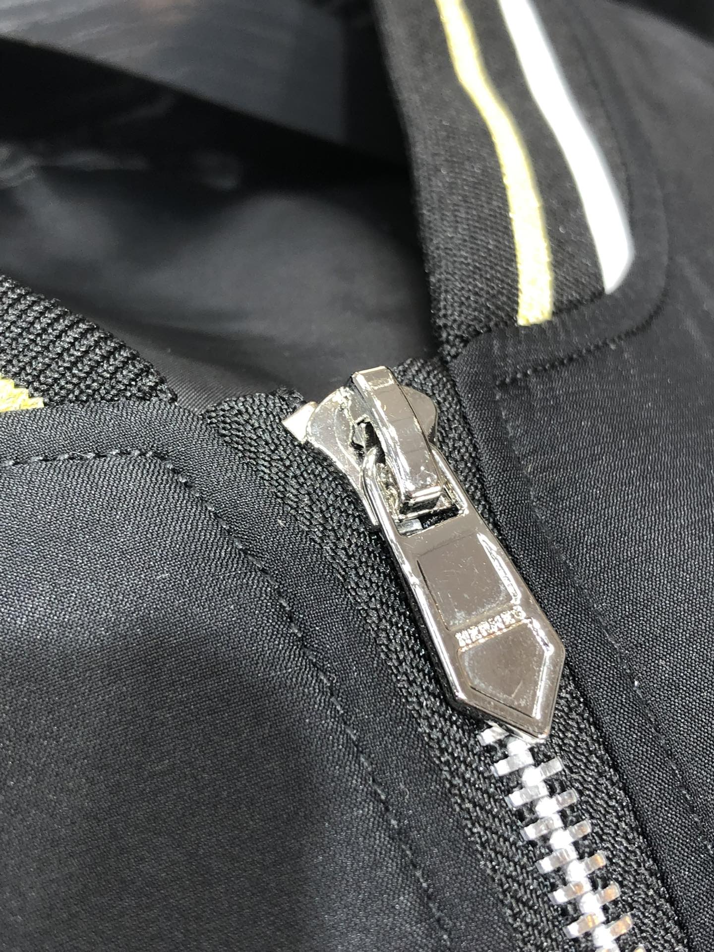 。爱马仕。新品发售夹克外套，休闲日常穿搭！上身修饰身形、将时装美学和新都市商务休闲概念完美融合，通体将意