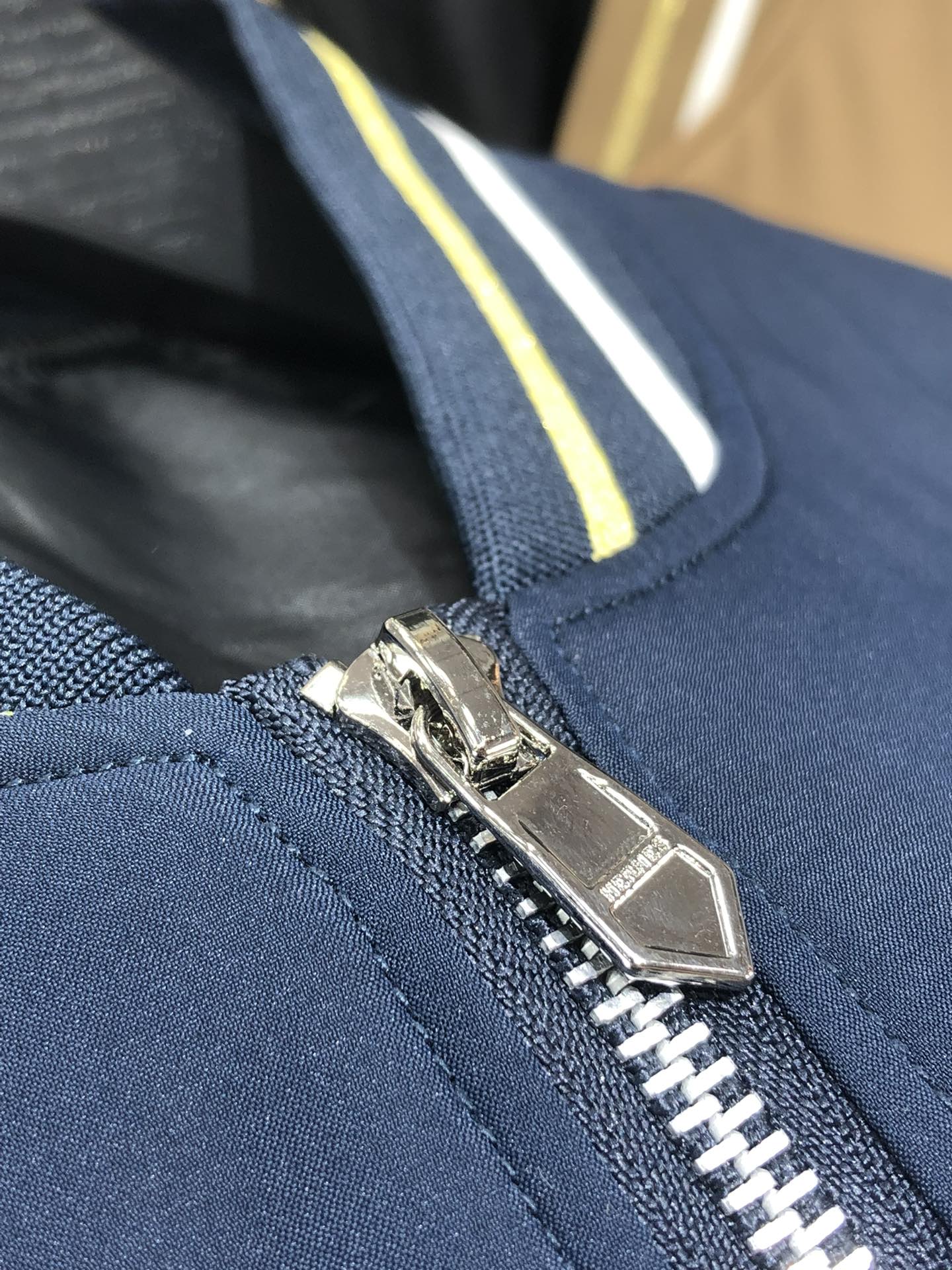 。爱马仕。新品发售夹克外套，休闲日常穿搭！上身修饰身形、将时装美学和新都市商务休闲概念完美融合，通体将意