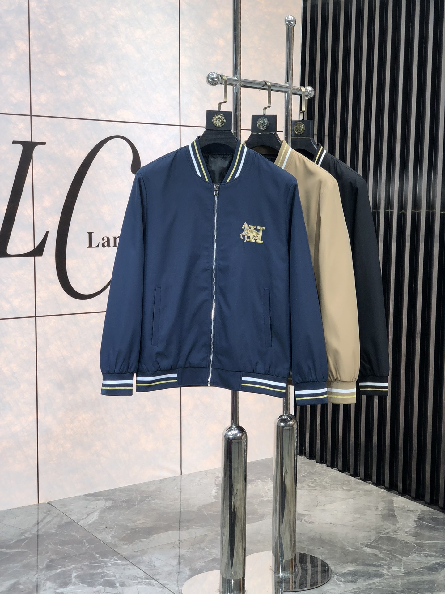 。爱马仕。新品发售夹克外套，休闲日常穿搭！上身修饰身形、将时装美学和新都市商务休闲概念完美融合，通体将意