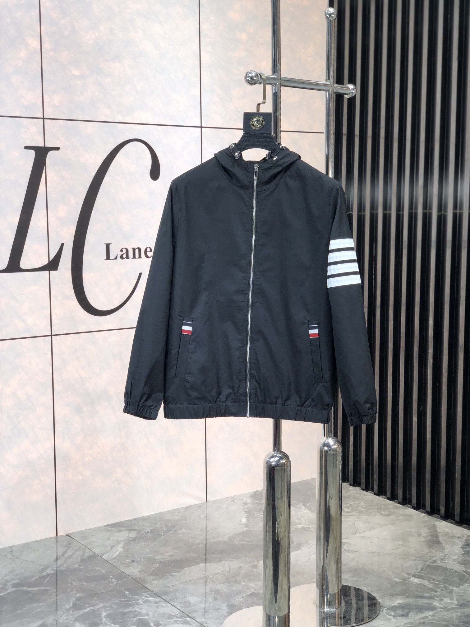 。TB。新品发售夹克外套，休闲日常穿搭！上身修饰身形、将时装美学和新都市商务休闲概念完美融合，通体将意式
