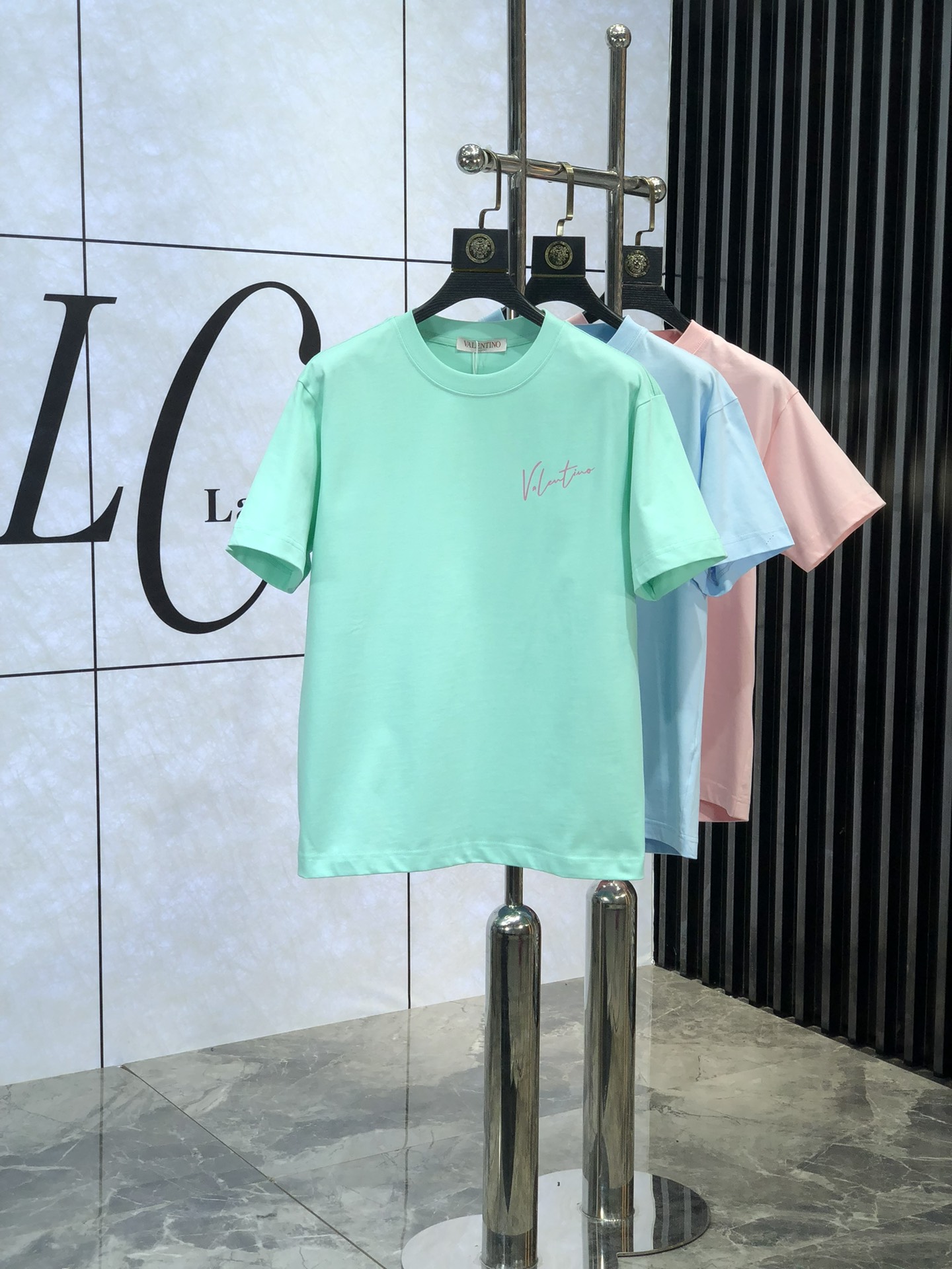 NO:119899,. . Valentino. The latest and most advanced version of 2025 pure cotton, simple letter logo pattern style, trendy short sleeves, short sleeves, the top quality counter original single short sleeves, top production craft imported fabrics, 1r counter model unique design, using imported high-end customized fabrics for sale on the official website!  Count s-xxL.s wear 175/130, valentino, T-shirt, alexander wang19860909. .华伦天奴.2025新款纯棉最新最顶级版本简约字母logo图案款潮流短袖,短袖最顶级的品质专柜原单短袖,顶级制作工艺进口面料,1r专柜款独特设计,采用进口高端订制面料官网在售！码数s-xxL.s穿175/130,,valentino,T-shirt,alexander wang,Men's clothing