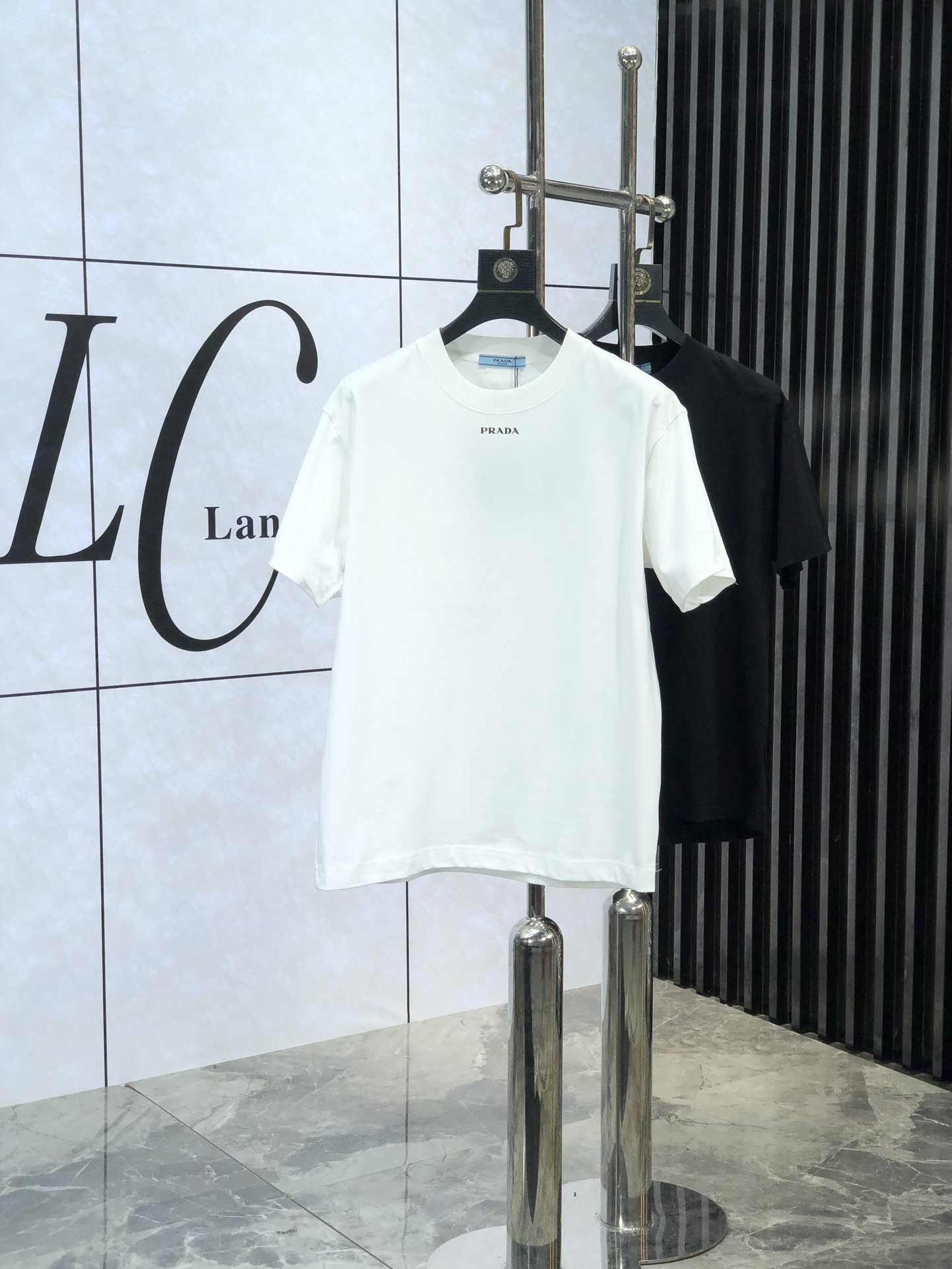 NO:119901,. .Prada.2025 new pure cotton latest and top version simple letter logo pattern style trendy short sleeves, short sleeves top quality counter original single short sleeves, top production process imported fabrics, 1r counter model unique design, using imported high-end customized fabrics for sale on the official website!  Count s-xxL.s wear 175/130, prada, T-shirt, alexander wang19860909. .普拉达.2025新款纯棉最新最顶级版本简约字母logo图案款潮流短袖,短袖最顶级的品质专柜原单短袖,顶级制作工艺进口面料,1r专柜款独特设计,采用进口高端订制面料官网在售！码数s-xxL.s穿175/130,,prada,T-shirt,alexander wang,Men's clothing