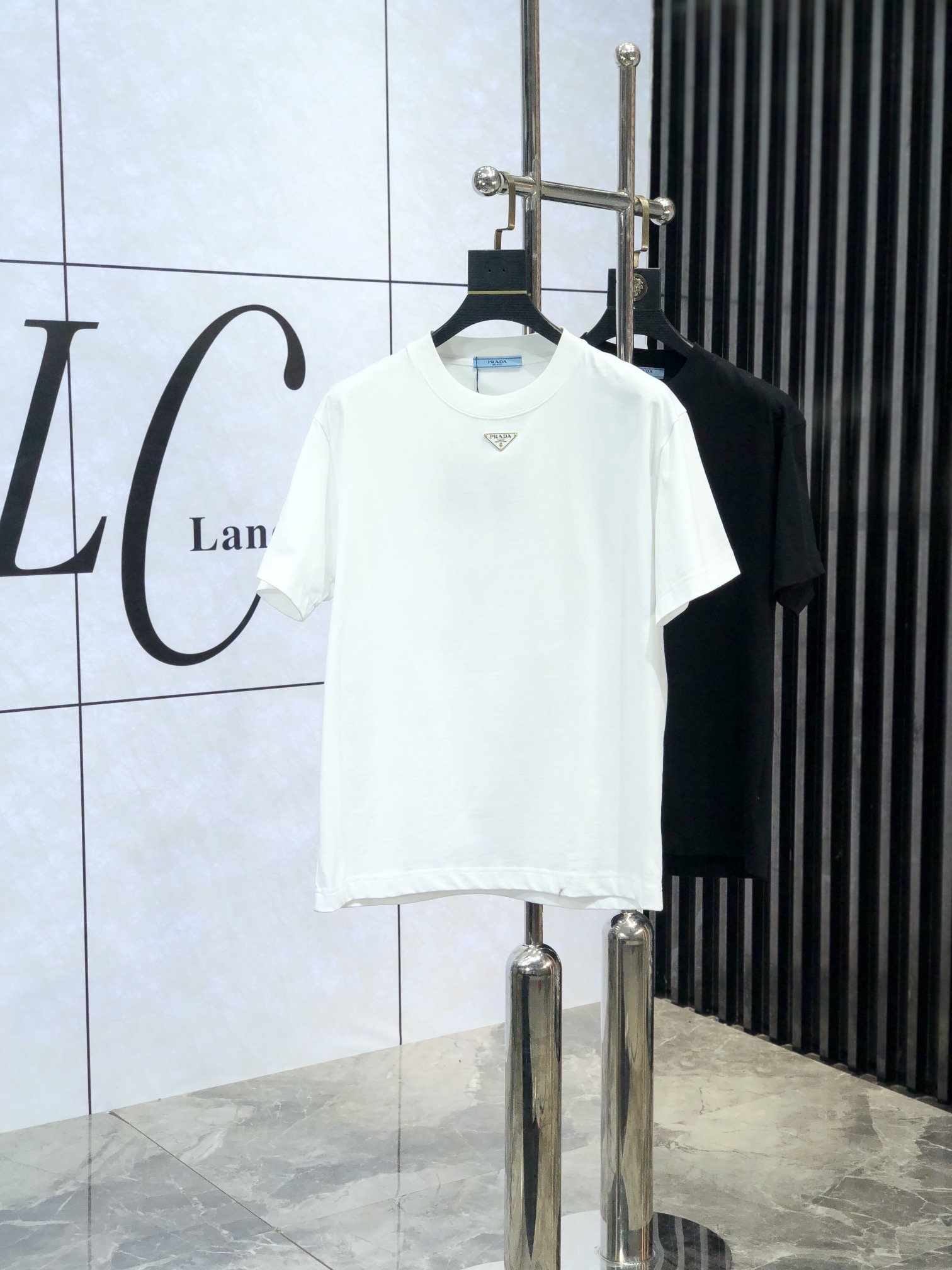 NO:119905,. .Prada.2025 new pure cotton latest and top version simple letter logo pattern style trendy short sleeves, short sleeves top quality counter original single short sleeves, top production process imported fabrics, 1r counter model unique design, using imported high-end customized fabrics for sale on the official website!  Count s-xxL.s wear 175/130, prada, T-shirt, alexander wang19860909. .普拉达.2025新款纯棉最新最顶级版本简约字母logo图案款潮流短袖,短袖最顶级的品质专柜原单短袖,顶级制作工艺进口面料,1r专柜款独特设计,采用进口高端订制面料官网在售！码数s-xxL.s穿175/130,,prada,T-shirt,alexander wang,Men's clothing