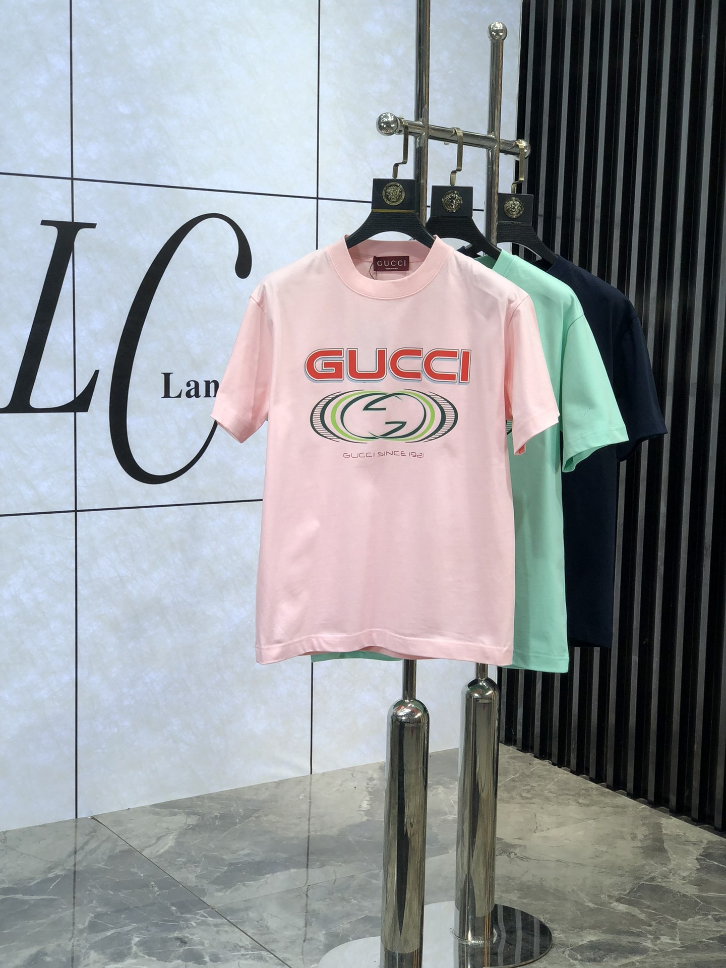 NO:119907,. .Gucci.2025 new pure cotton latest and top version simple letter logo pattern style trendy short sleeves, short sleeve top quality counter original single short sleeves, top production process imported fabric, 1r counter model unique design, using imported high-end customized fabrics for sale on the official website!  Count s-xxL.s wear 175/130, gucci, T-shirt, alexander wang19860909. .Gucci.2025新款纯棉最新最顶级版本简约字母logo图案款潮流短袖,短袖最顶级的品质专柜原单短袖,顶级制作工艺进口面料,1r专柜款独特设计,采用进口高端订制面料官网在售！码数s-xxL.s穿175/130,,gucci,T-shirt,alexander wang,Men's clothing