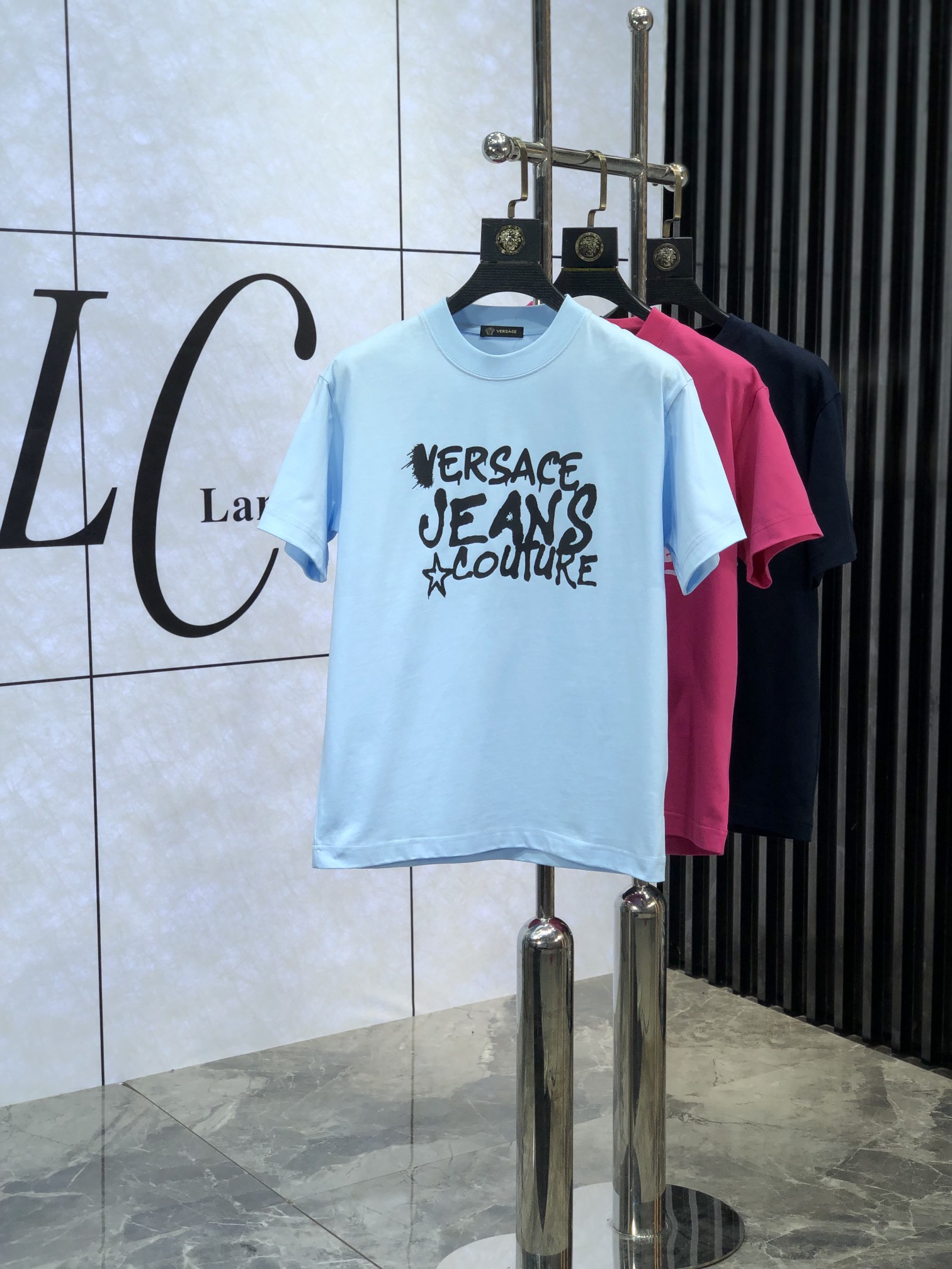 NO:119909,. . Versace. The latest and most top version of 2025 pure cotton, simple letter logo pattern style, trendy short sleeves, short sleeves, the top quality counter original single short sleeves, top production process imported fabrics, 1r counter model unique design, using imported high-end customized fabrics for sale on the official website!  Count s-xxL.s wear 175/130, versace, T-shirt, alexander wang19860909. .范思哲.2025新款纯棉最新最顶级版本简约字母logo图案款潮流短袖,短袖最顶级的品质专柜原单短袖,顶级制作工艺进口面料,1r专柜款独特设计,采用进口高端订制面料官网在售！码数s-xxL.s穿175/130,,versace,T-shirt,alexander wang,Men's clothing