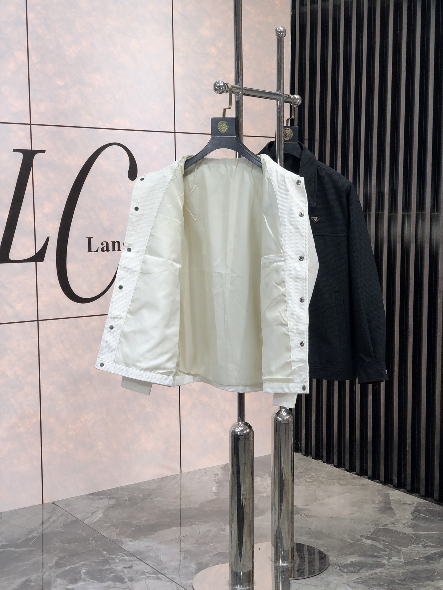 。普拉达。新品发售夹克外套，休闲日常穿搭！上身修饰身形、将时装美学和新都市商务休闲概念完美融合，通体将意