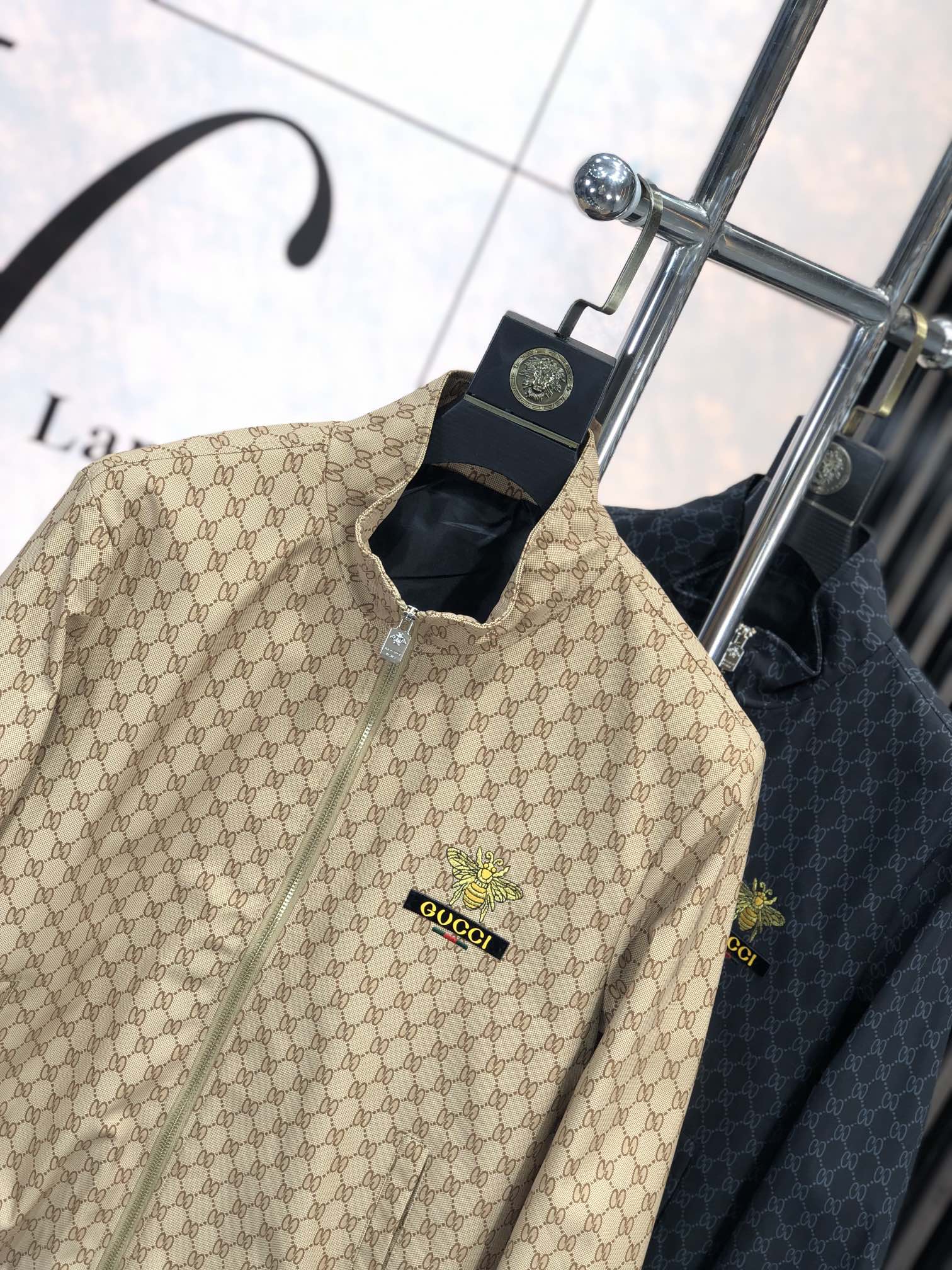 。Gucci。新品发售夹克外套，休闲日常穿搭！上身修饰身形、将时装美学和新都市商务休闲概念完美融合，通体