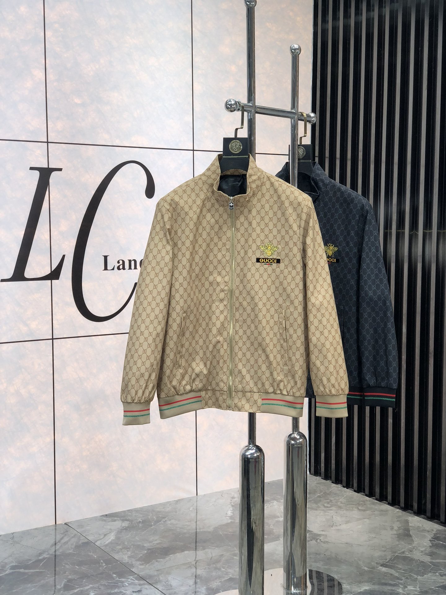 。Gucci。新品发售夹克外套，休闲日常穿搭！上身修饰身形、将时装美学和新都市商务休闲概念完美融合，通体