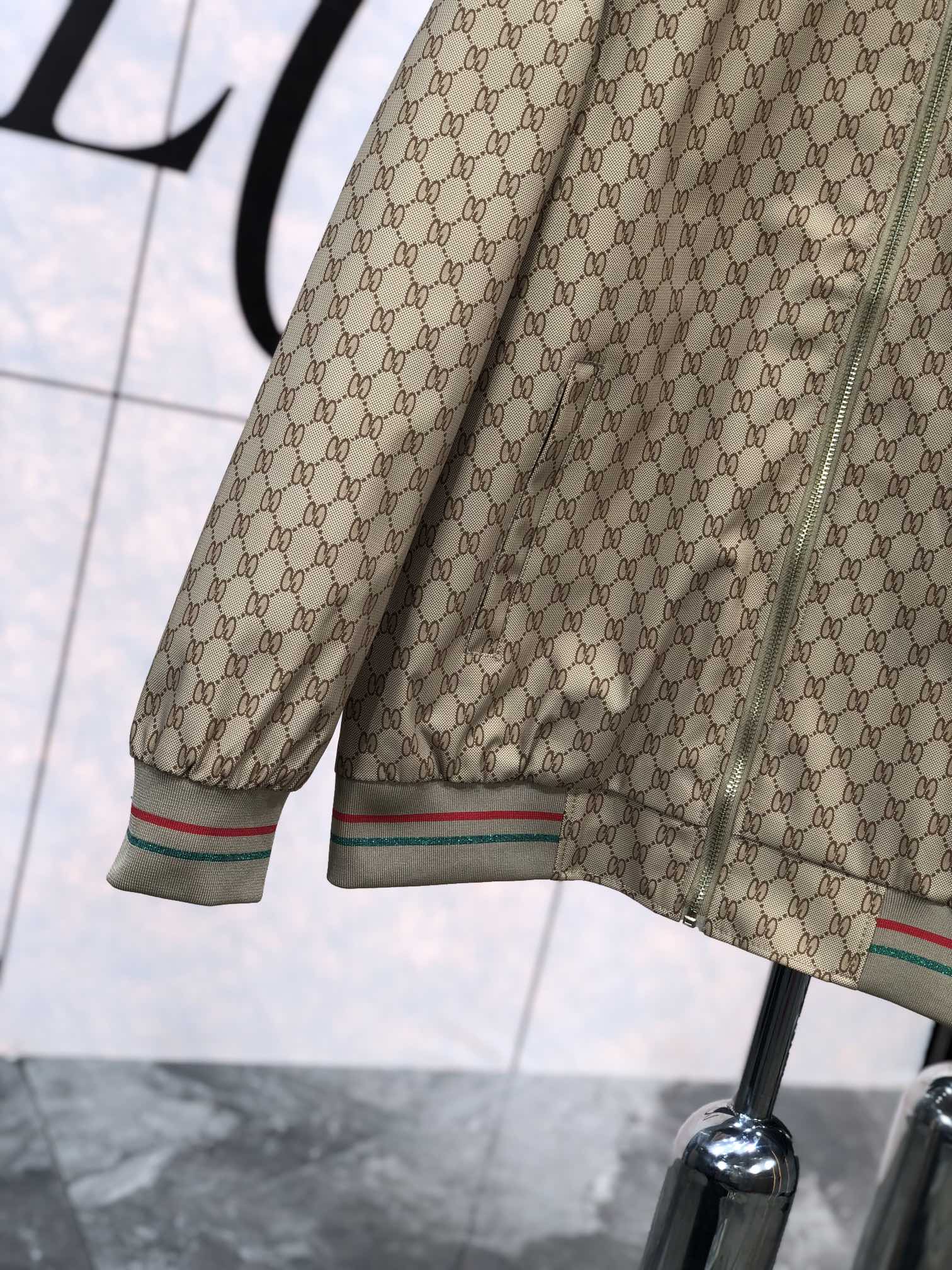 。Gucci。新品发售夹克外套，休闲日常穿搭！上身修饰身形、将时装美学和新都市商务休闲概念完美融合，通体