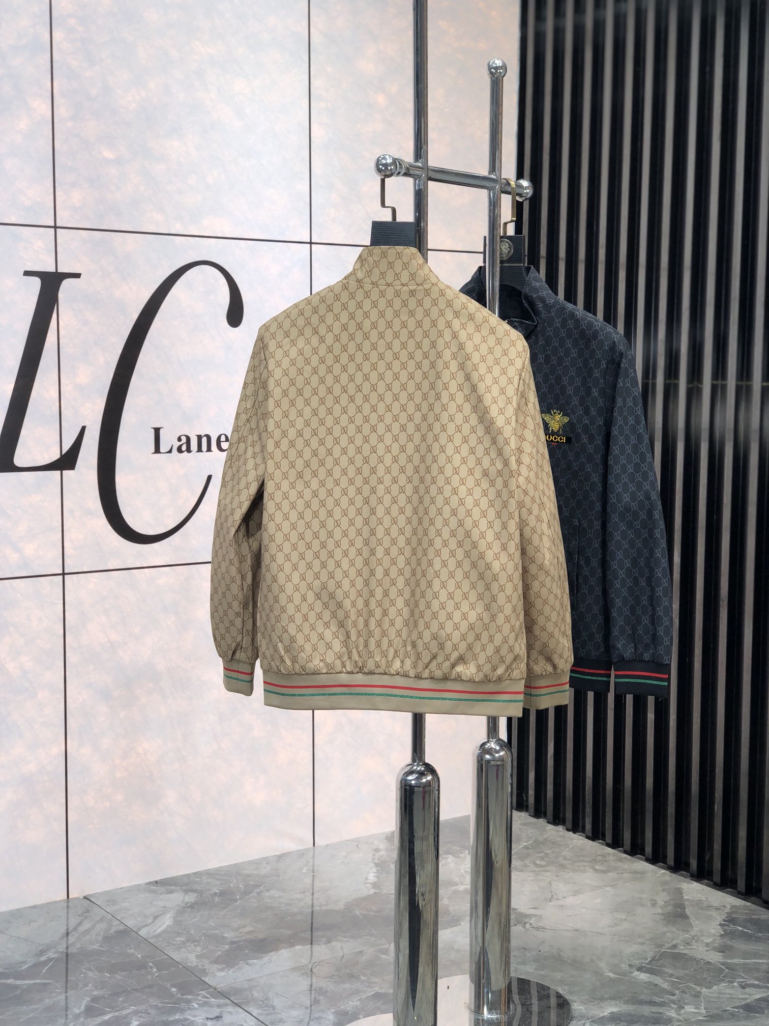 。Gucci。新品发售夹克外套，休闲日常穿搭！上身修饰身形、将时装美学和新都市商务休闲概念完美融合，通体
