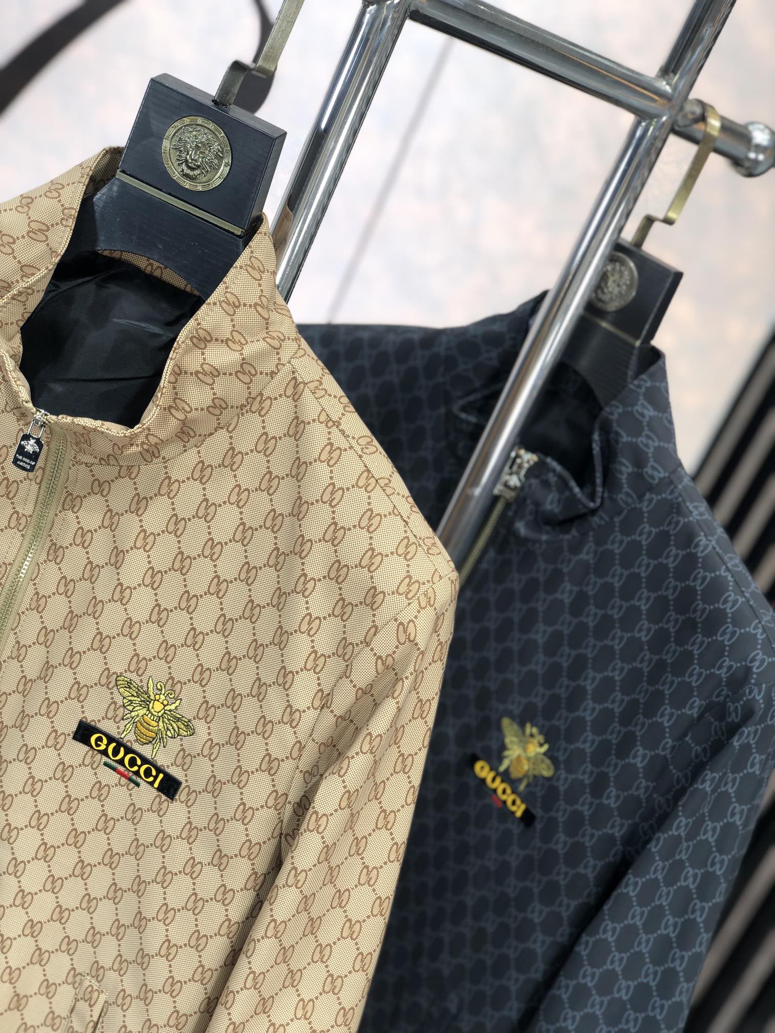 。Gucci。新品发售夹克外套，休闲日常穿搭！上身修饰身形、将时装美学和新都市商务休闲概念完美融合，通体