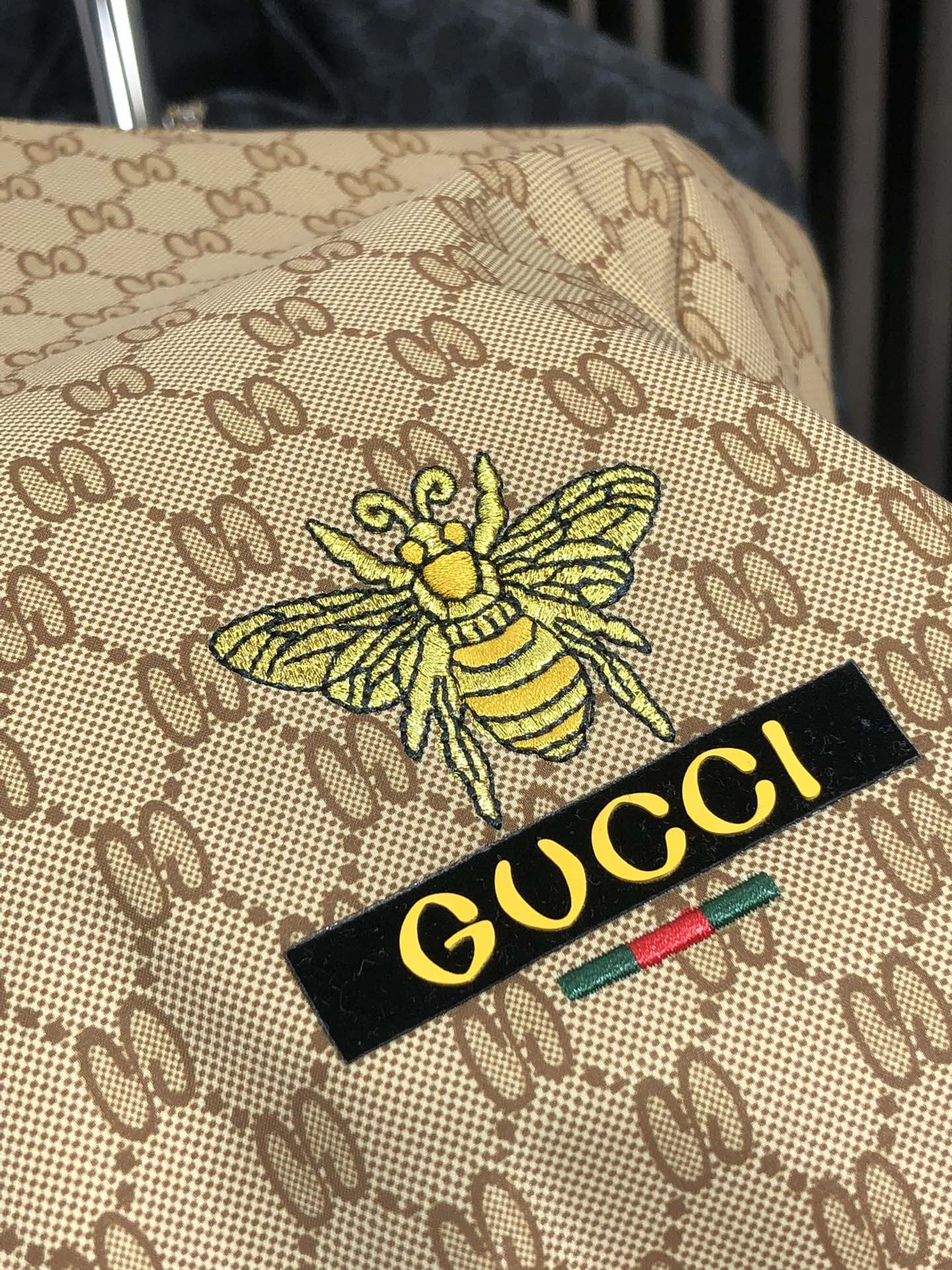 。Gucci。新品发售夹克外套，休闲日常穿搭！上身修饰身形、将时装美学和新都市商务休闲概念完美融合，通体