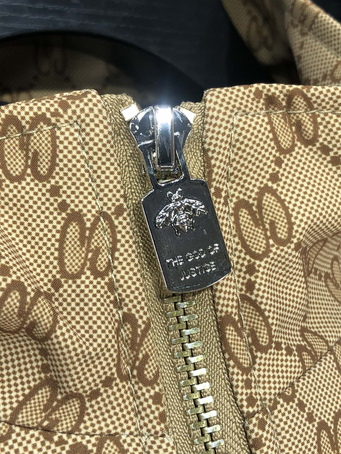 。Gucci。新品发售夹克外套，休闲日常穿搭！上身修饰身形、将时装美学和新都市商务休闲概念完美融合，通体