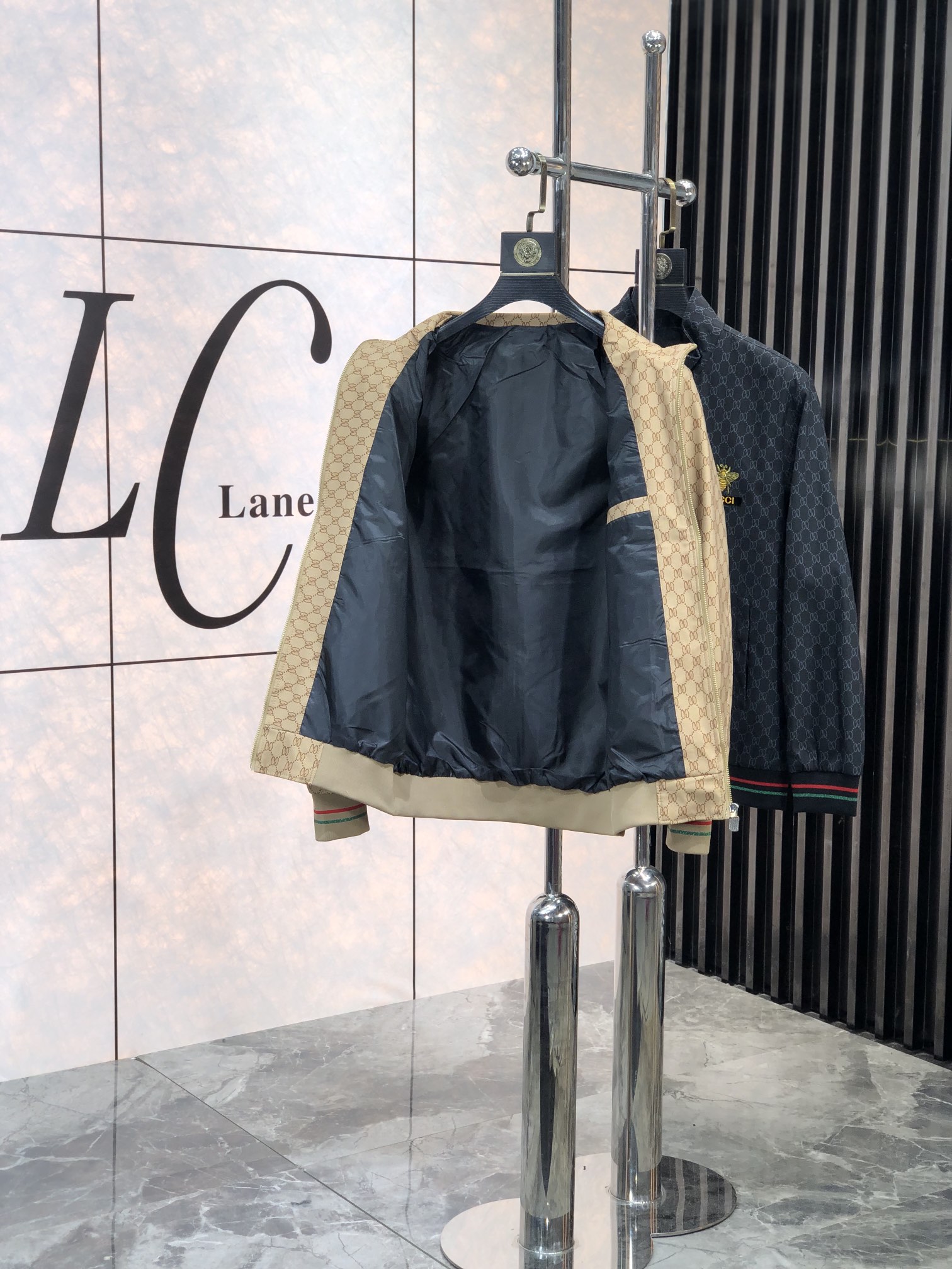 。Gucci。新品发售夹克外套，休闲日常穿搭！上身修饰身形、将时装美学和新都市商务休闲概念完美融合，通体