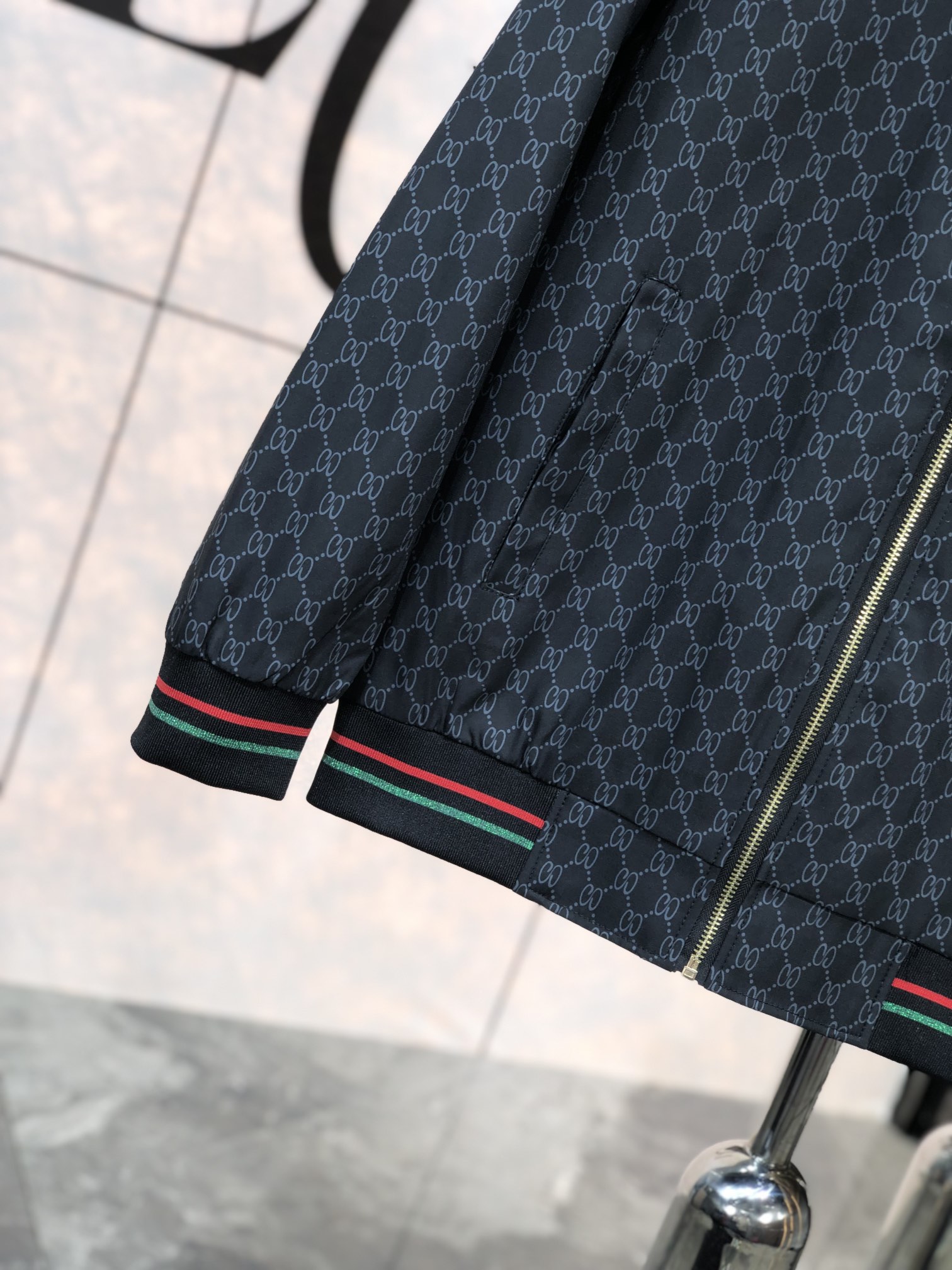 。Gucci。新品发售夹克外套，休闲日常穿搭！上身修饰身形、将时装美学和新都市商务休闲概念完美融合，通体