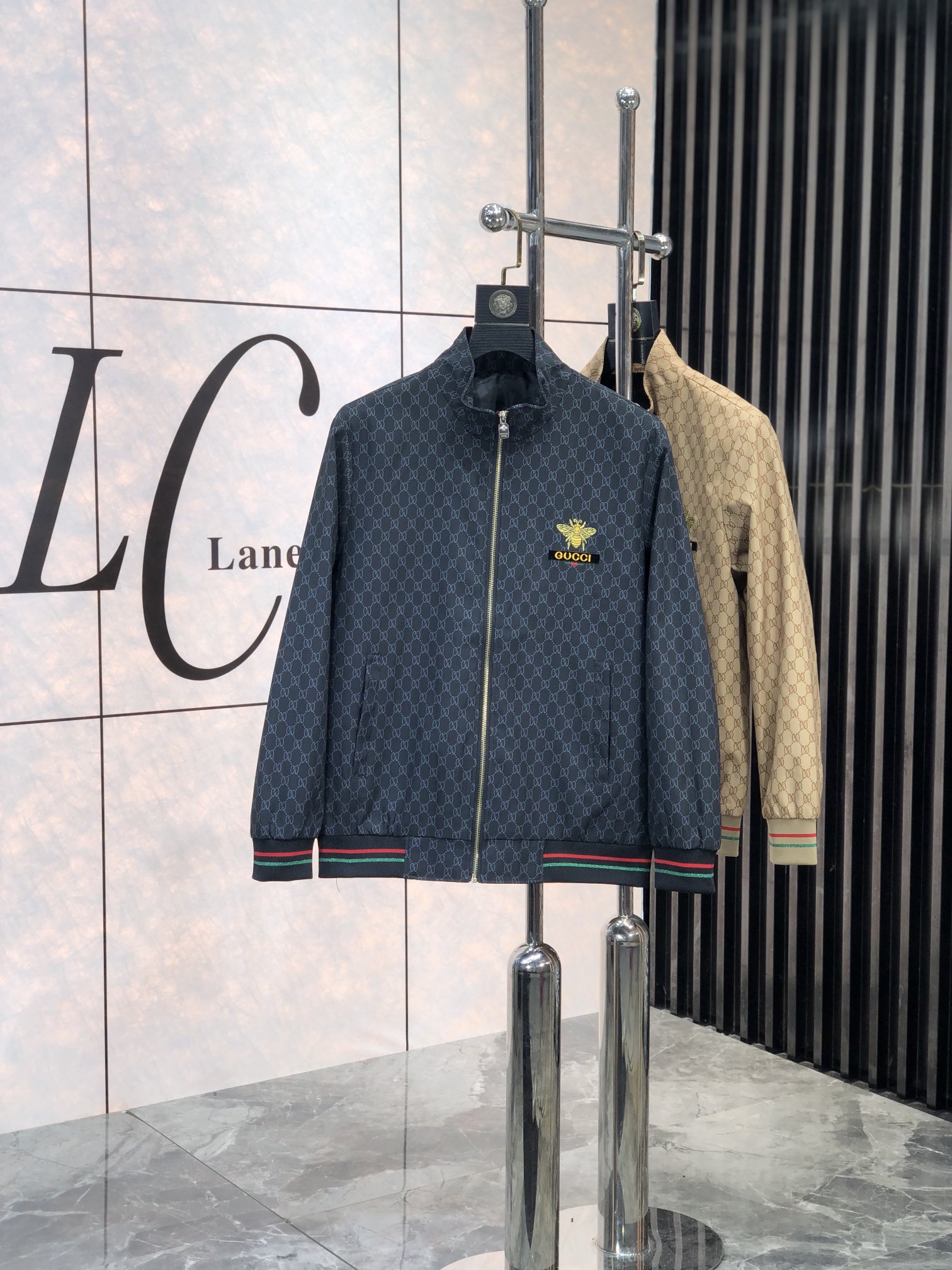 。Gucci。新品发售夹克外套，休闲日常穿搭！上身修饰身形、将时装美学和新都市商务休闲概念完美融合，通体