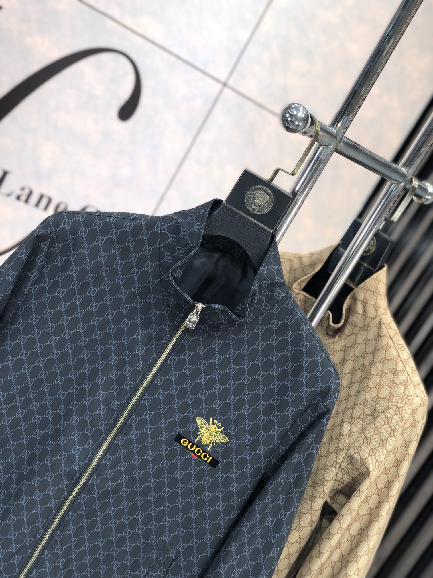 。Gucci。新品发售夹克外套，休闲日常穿搭！上身修饰身形、将时装美学和新都市商务休闲概念完美融合，通体