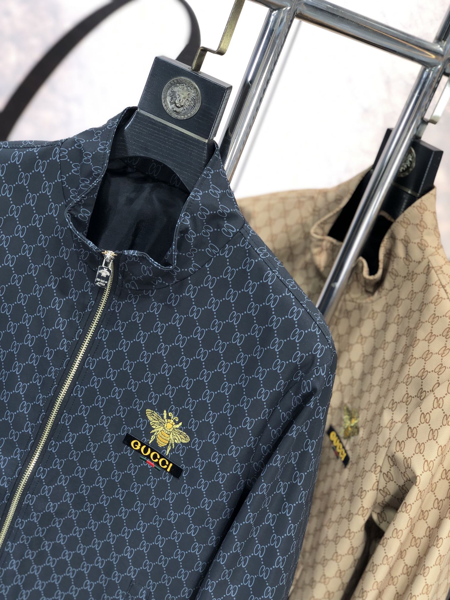 。Gucci。新品发售夹克外套，休闲日常穿搭！上身修饰身形、将时装美学和新都市商务休闲概念完美融合，通体