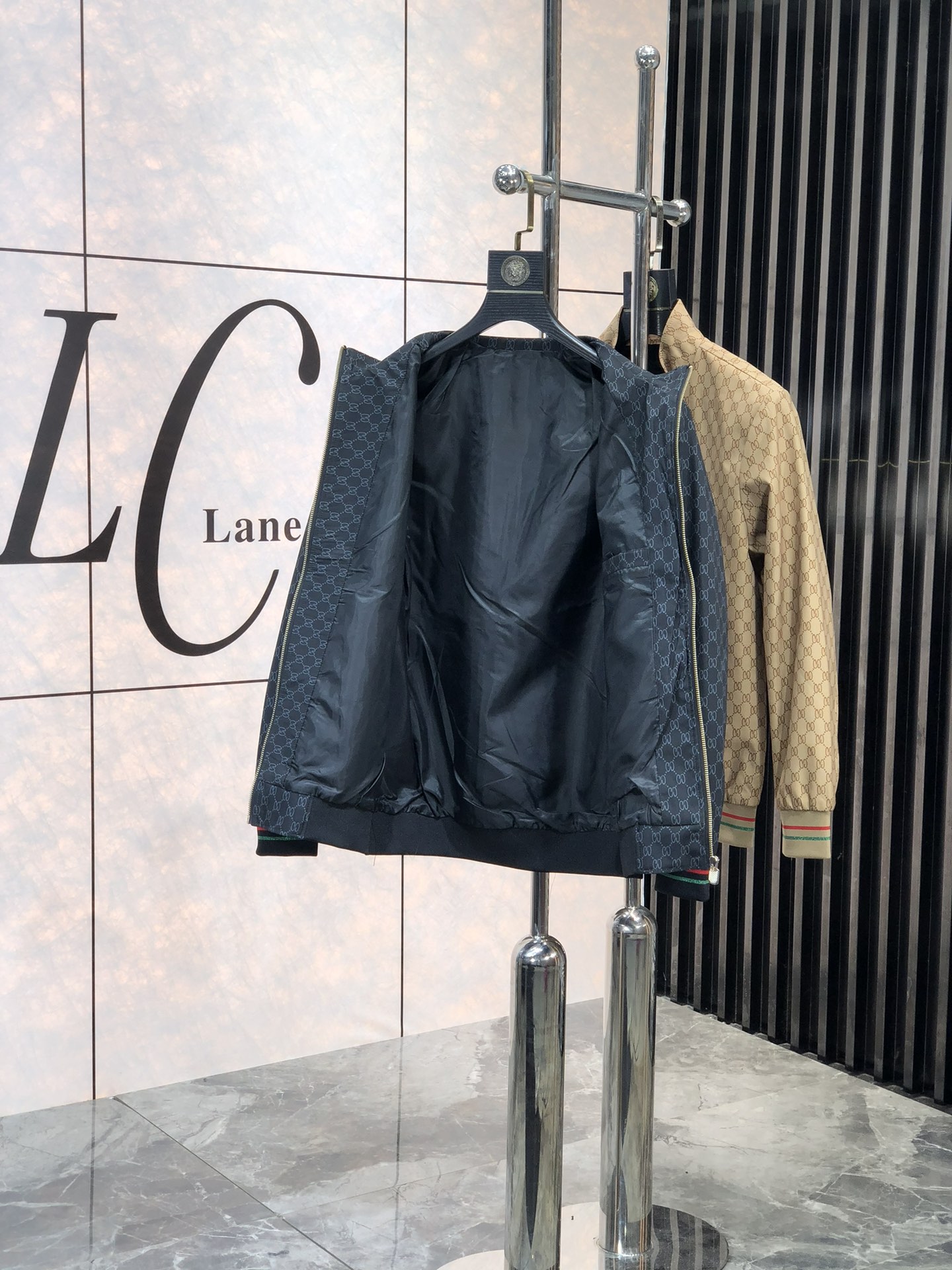 。Gucci。新品发售夹克外套，休闲日常穿搭！上身修饰身形、将时装美学和新都市商务休闲概念完美融合，通体