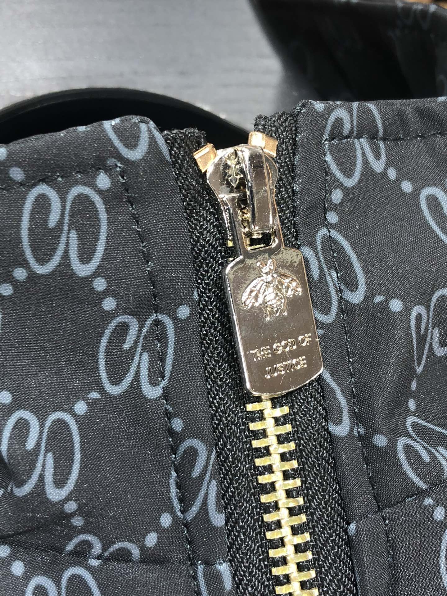 。Gucci。新品发售夹克外套，休闲日常穿搭！上身修饰身形、将时装美学和新都市商务休闲概念完美融合，通体