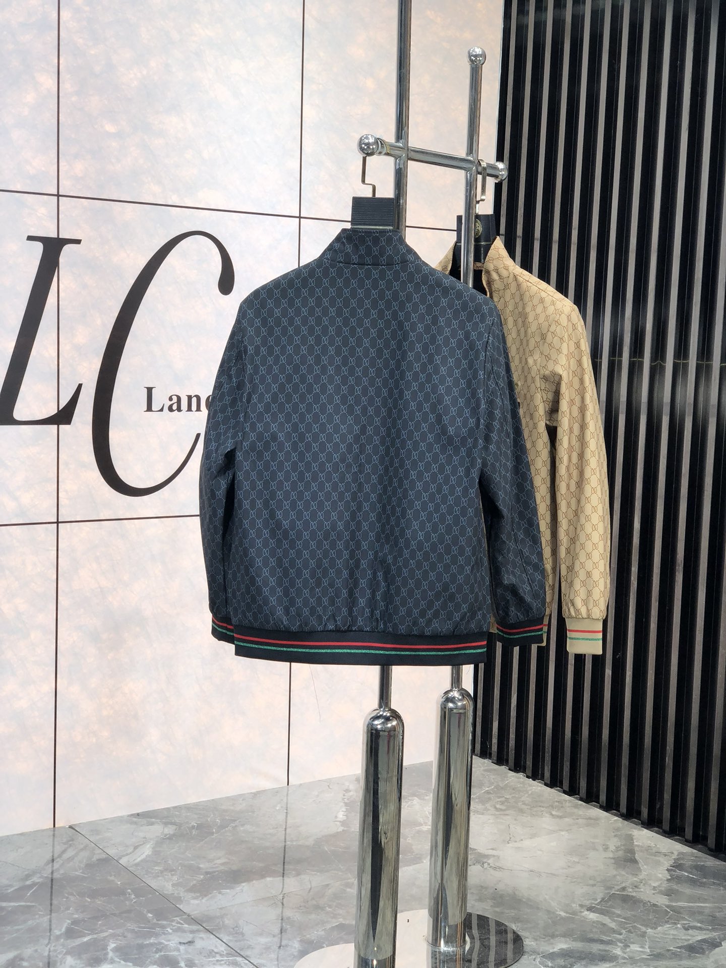 。Gucci。新品发售夹克外套，休闲日常穿搭！上身修饰身形、将时装美学和新都市商务休闲概念完美融合，通体