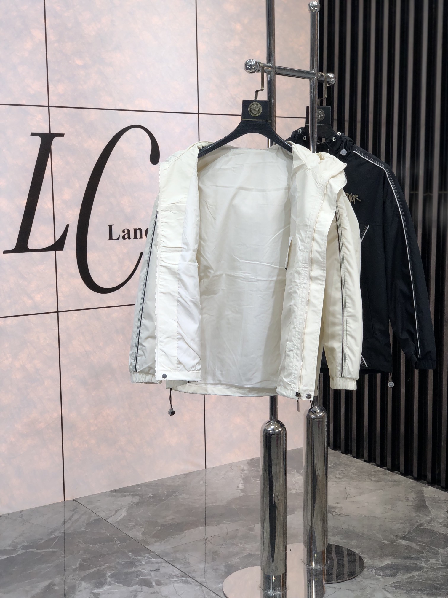 。Dior。新品发售夹克外套，休闲日常穿搭！上身修饰身形、将时装美学和新都市商务休闲概念完美融合，通体将
