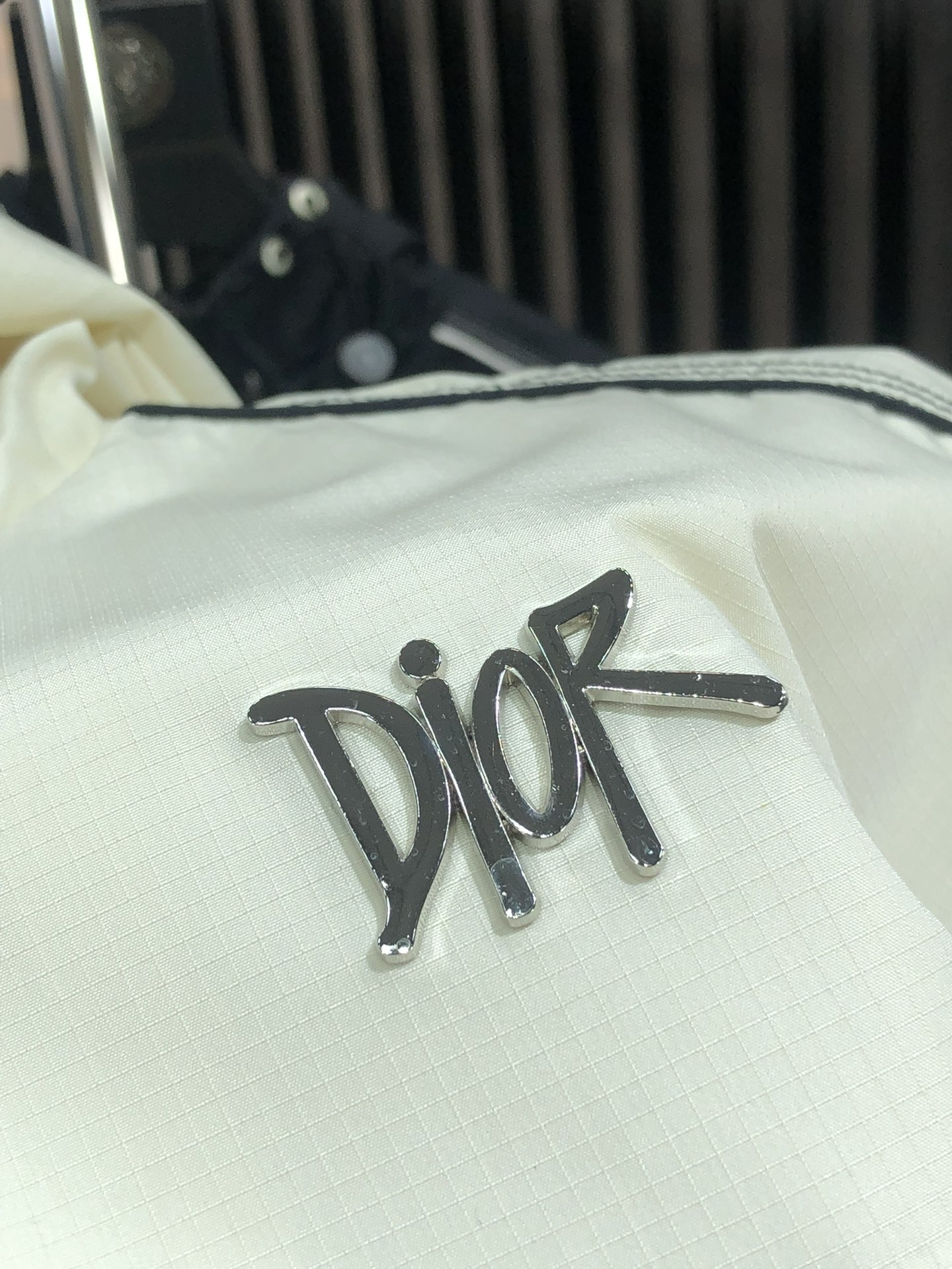。Dior。新品发售夹克外套，休闲日常穿搭！上身修饰身形、将时装美学和新都市商务休闲概念完美融合，通体将