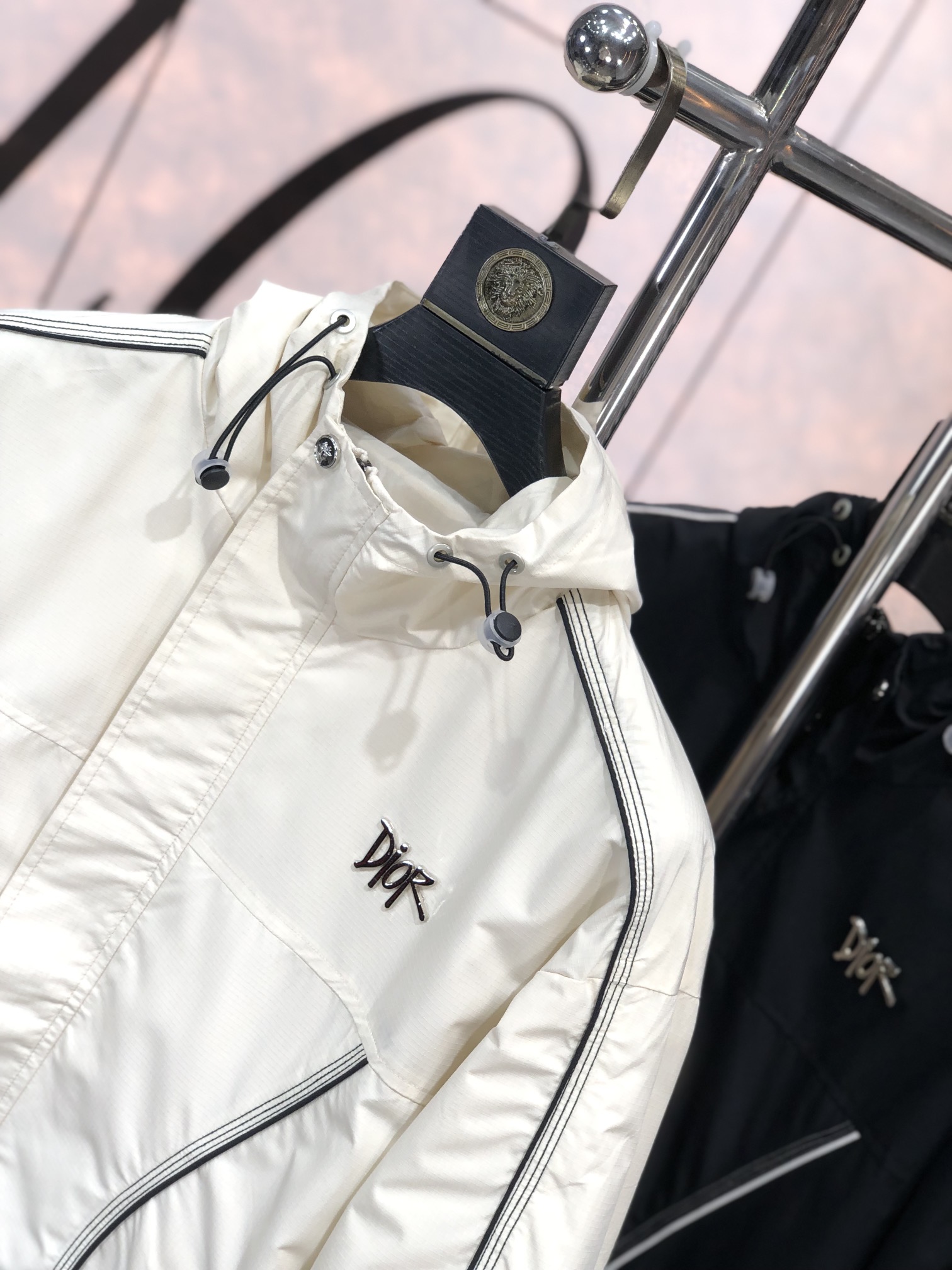 。Dior。新品发售夹克外套，休闲日常穿搭！上身修饰身形、将时装美学和新都市商务休闲概念完美融合，通体将