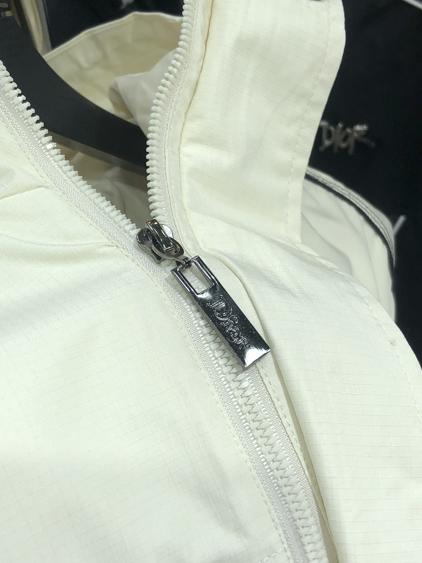 。Dior。新品发售夹克外套，休闲日常穿搭！上身修饰身形、将时装美学和新都市商务休闲概念完美融合，通体将