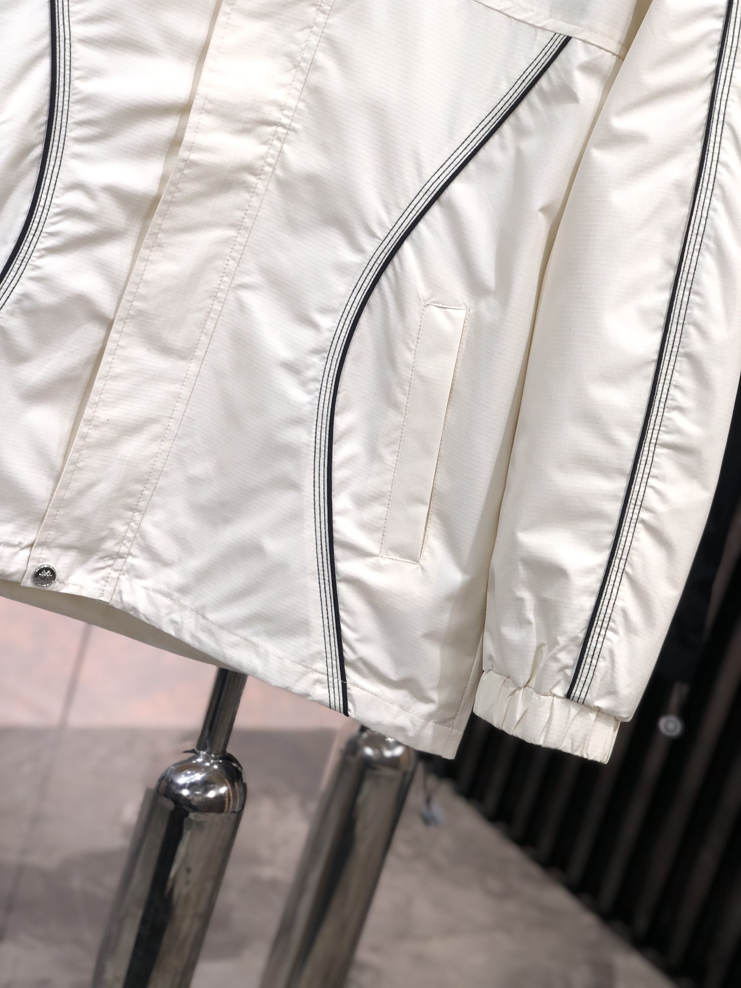 。Dior。新品发售夹克外套，休闲日常穿搭！上身修饰身形、将时装美学和新都市商务休闲概念完美融合，通体将