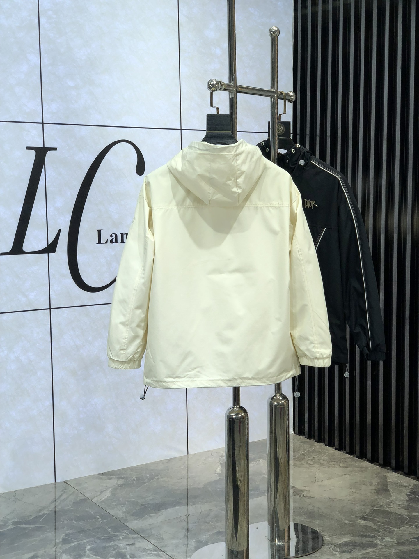 。Dior。新品发售夹克外套，休闲日常穿搭！上身修饰身形、将时装美学和新都市商务休闲概念完美融合，通体将